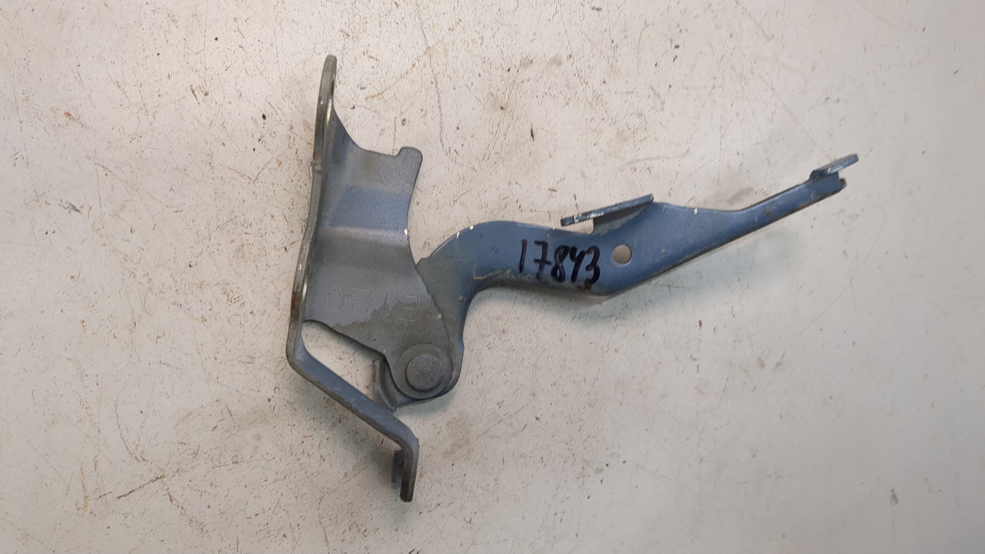 Петля капота левая