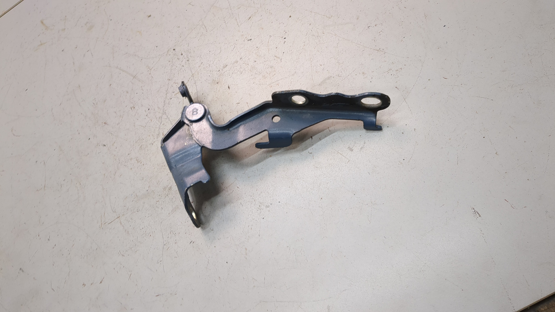 Петля капота левая