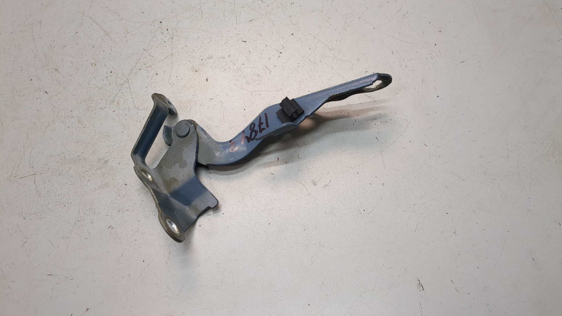 Петля капота правая