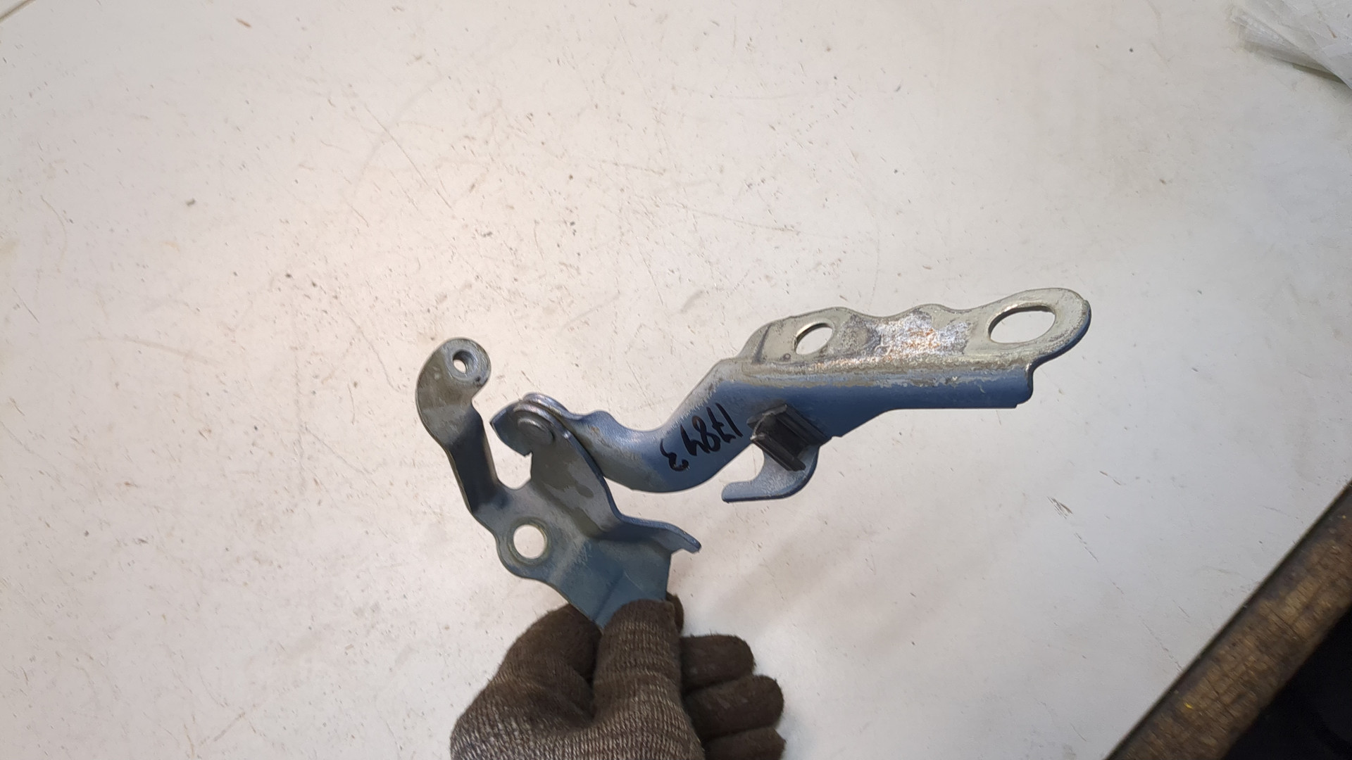 Петля капота правая