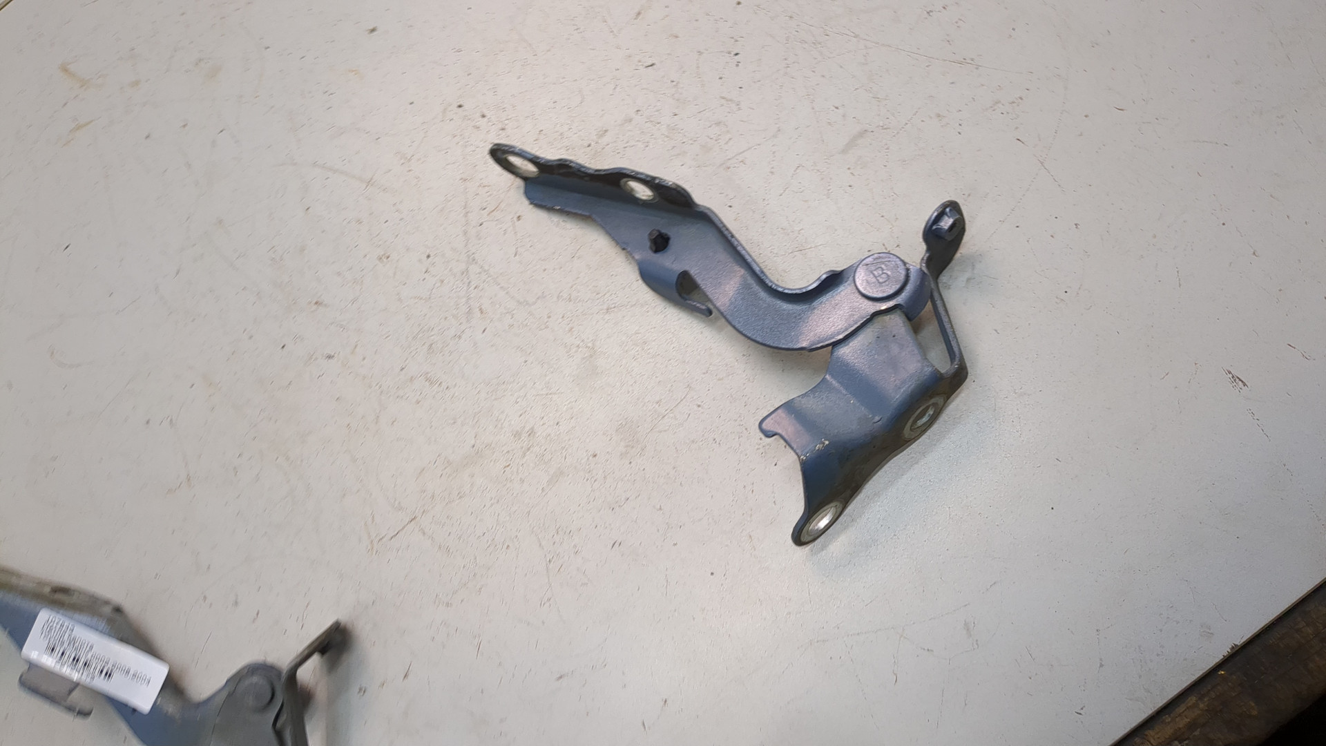 Петля капота правая