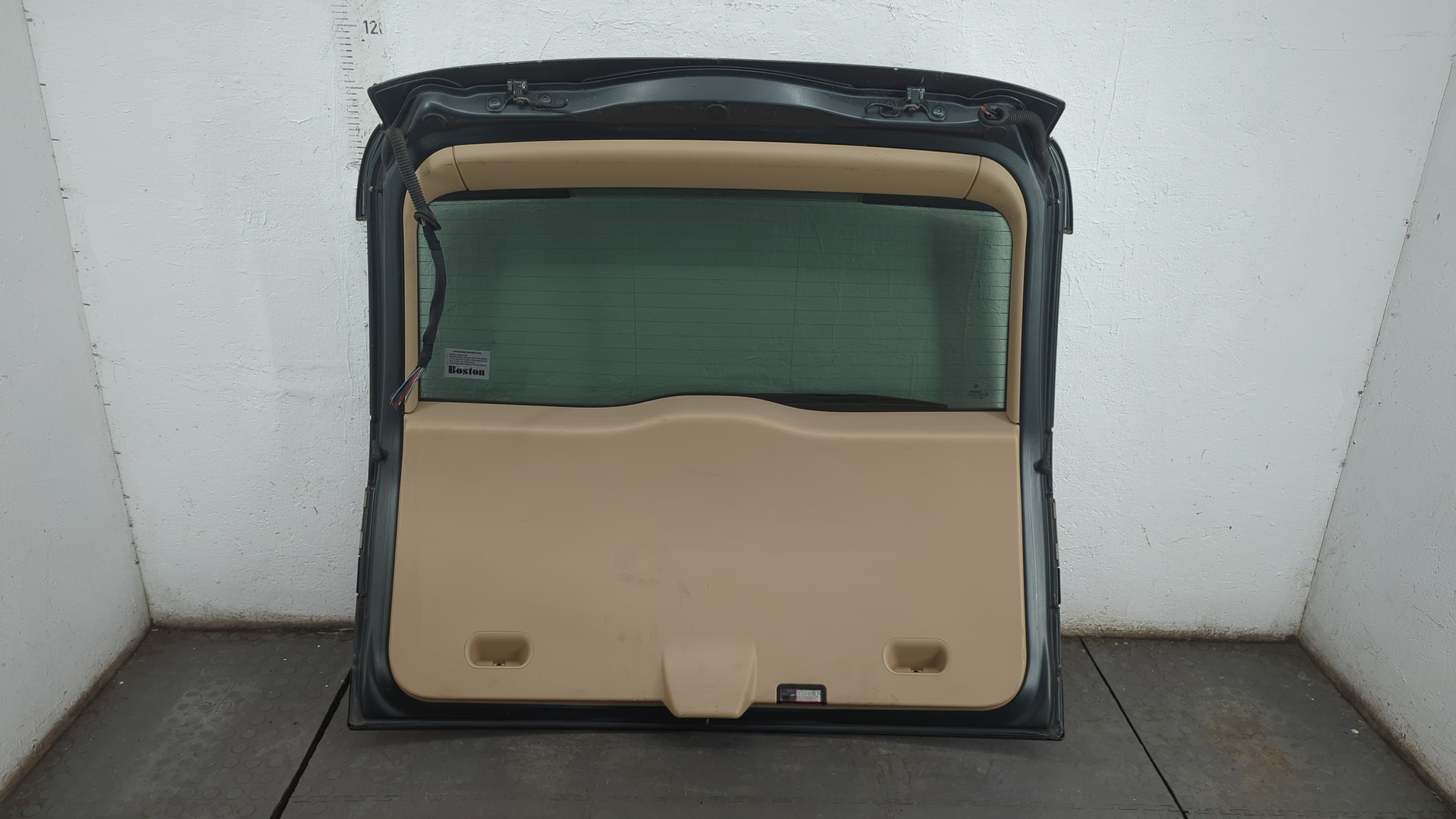 Дверь багажника