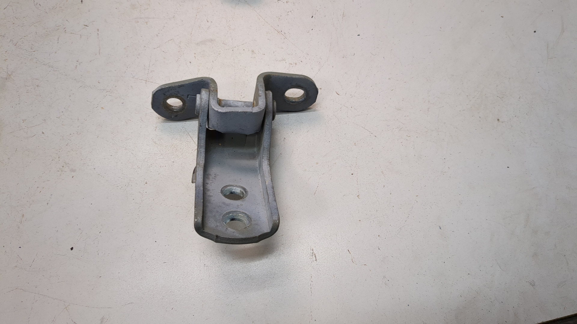 Петля двери