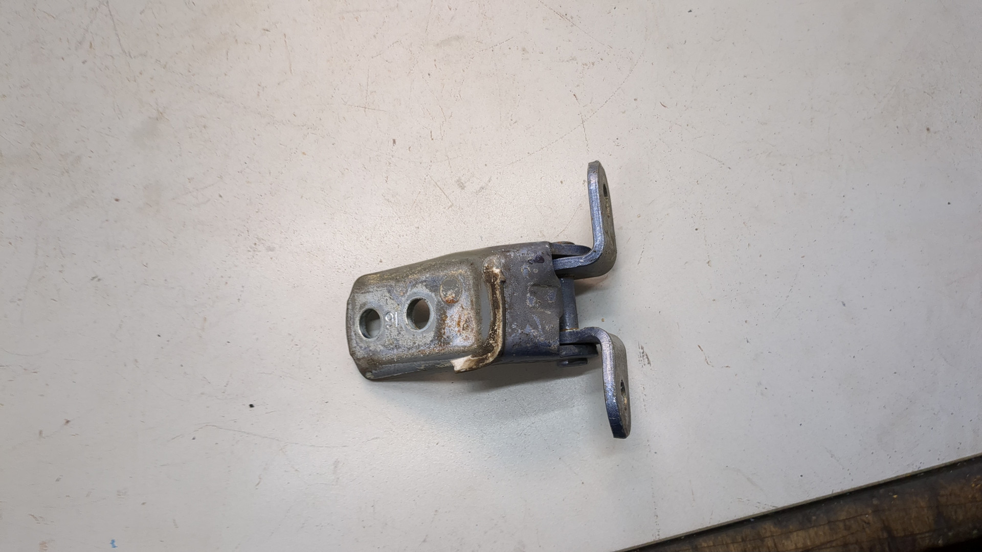 Петля двери