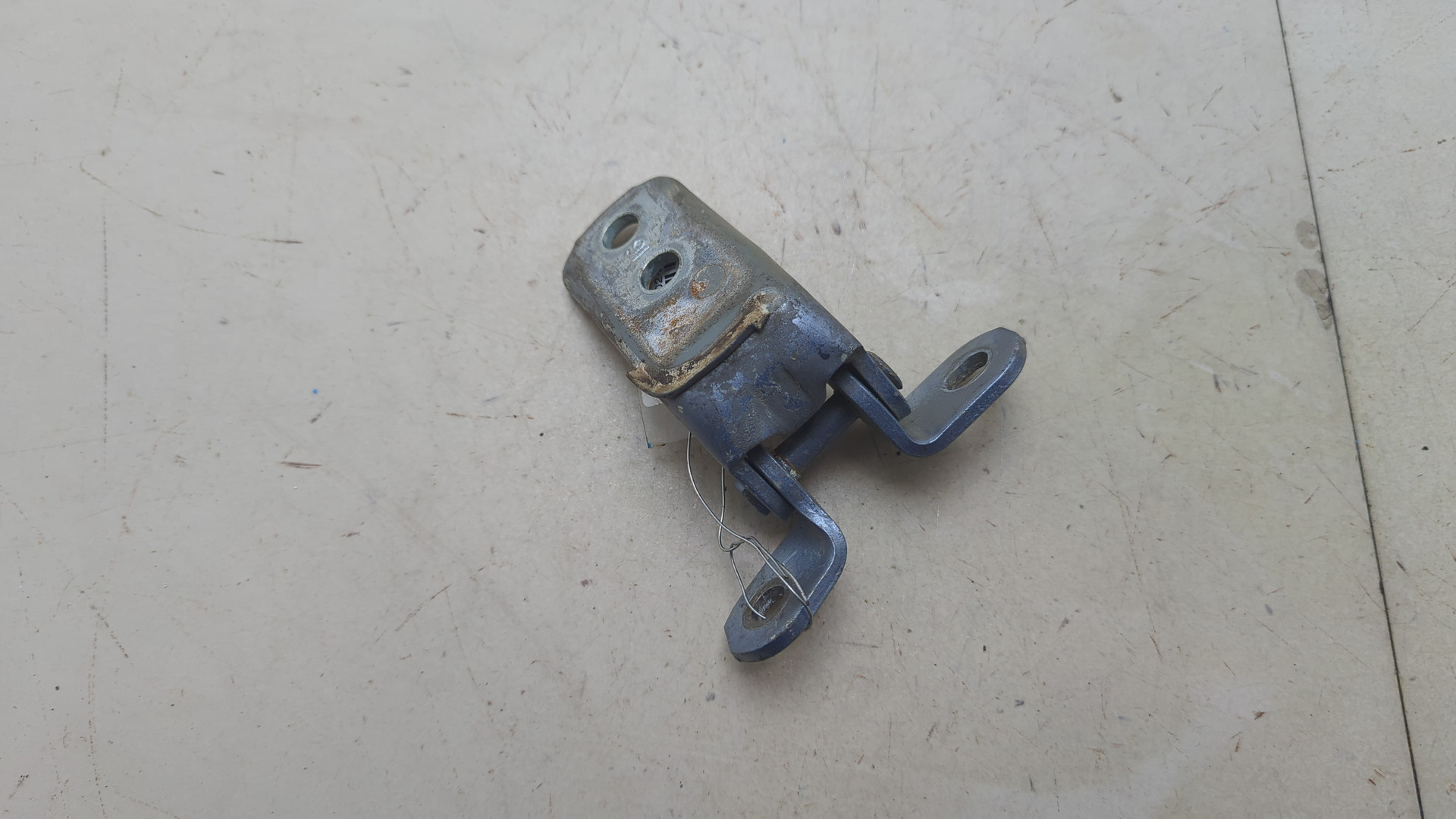 Петля двери