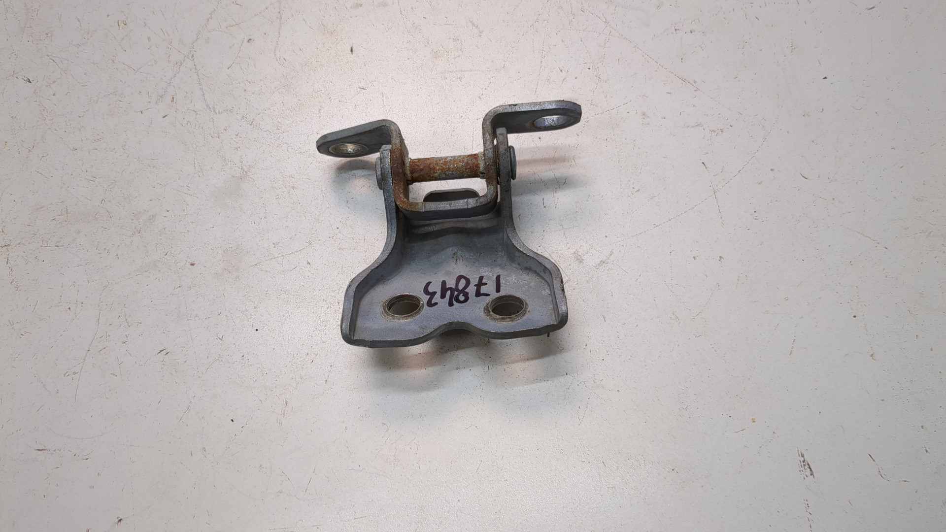 Петля двери