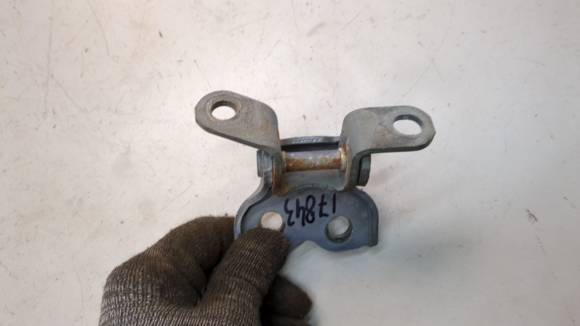 Петля двери