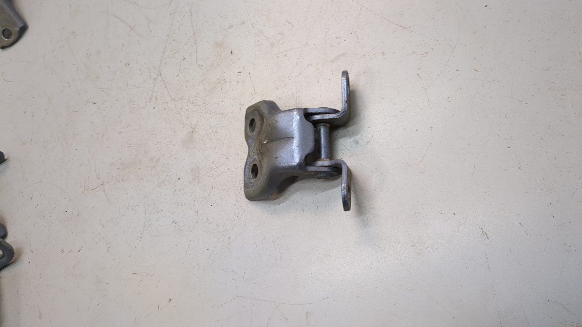 Петля двери