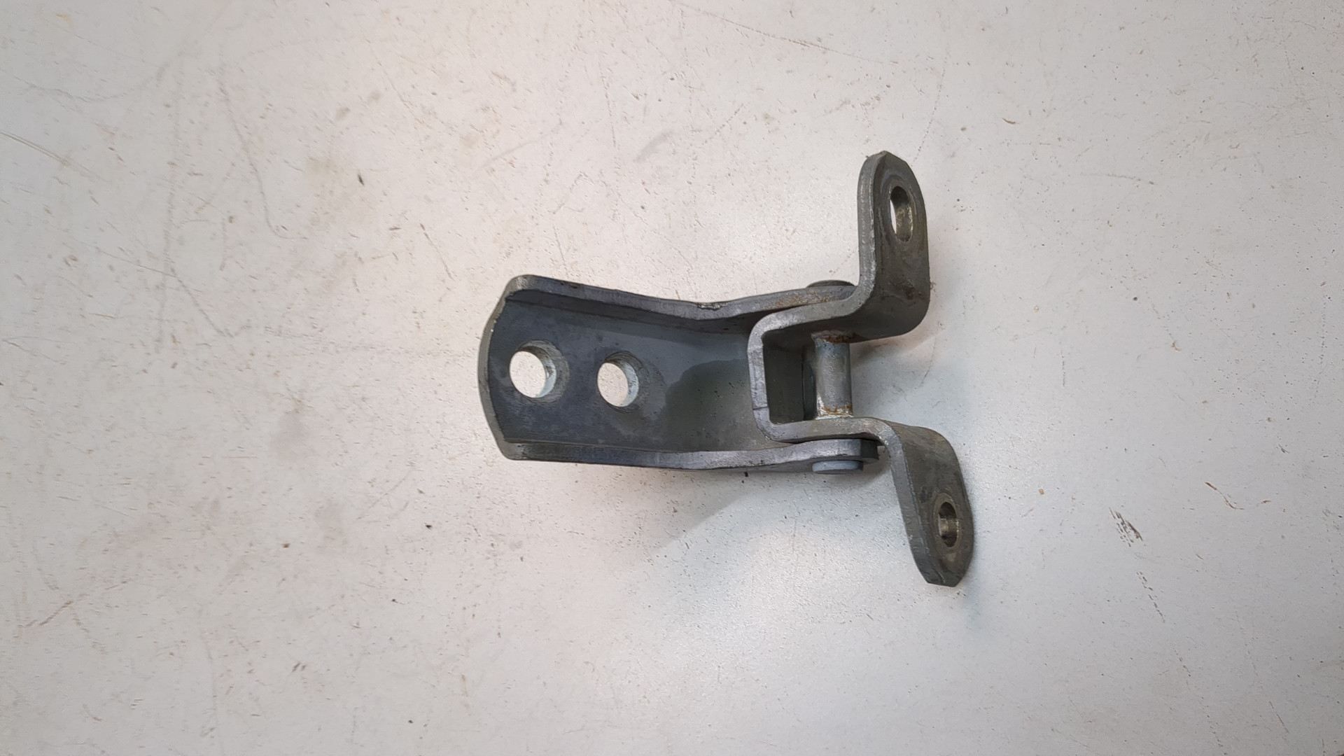 Петля двери