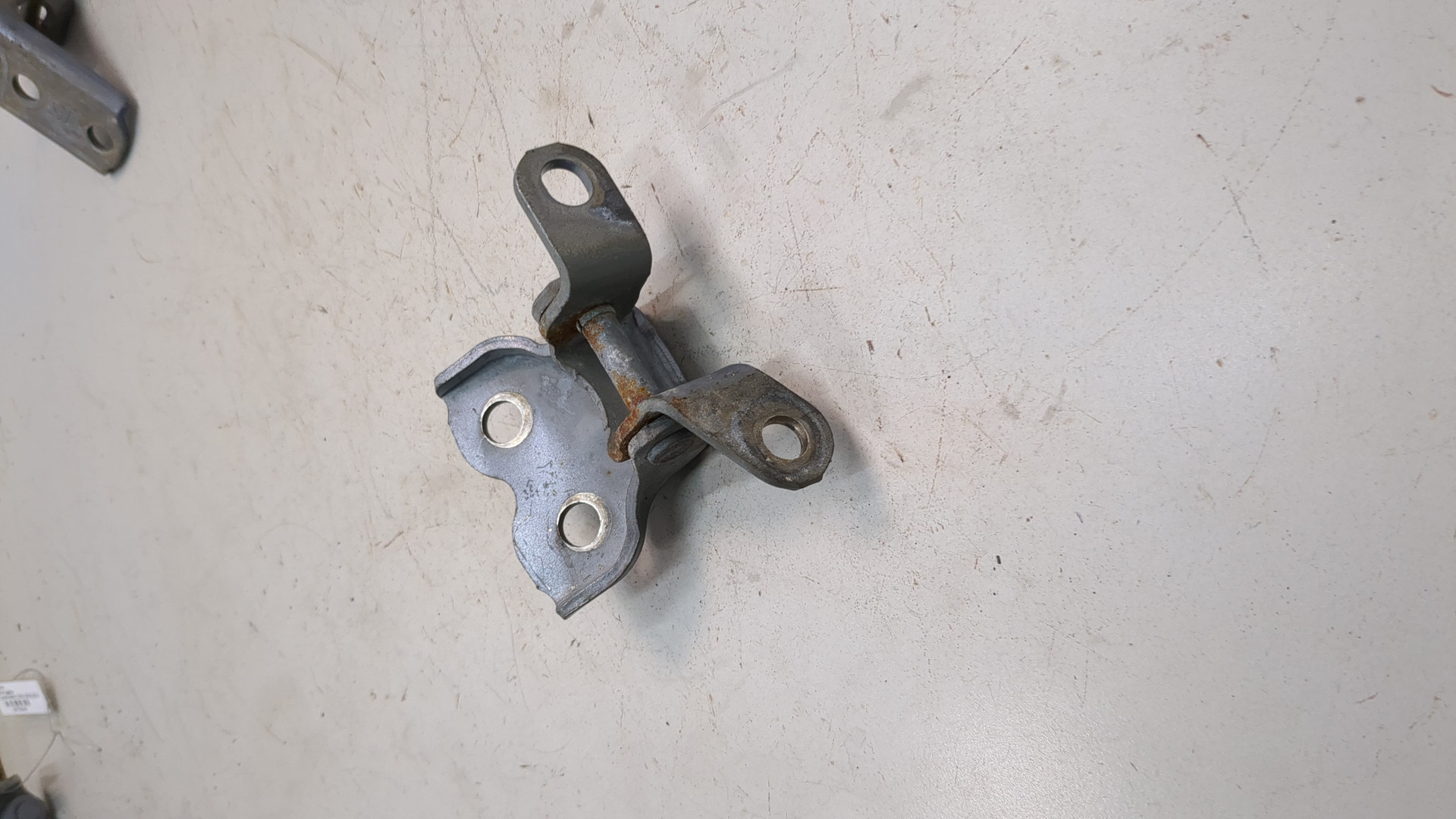 Петля двери