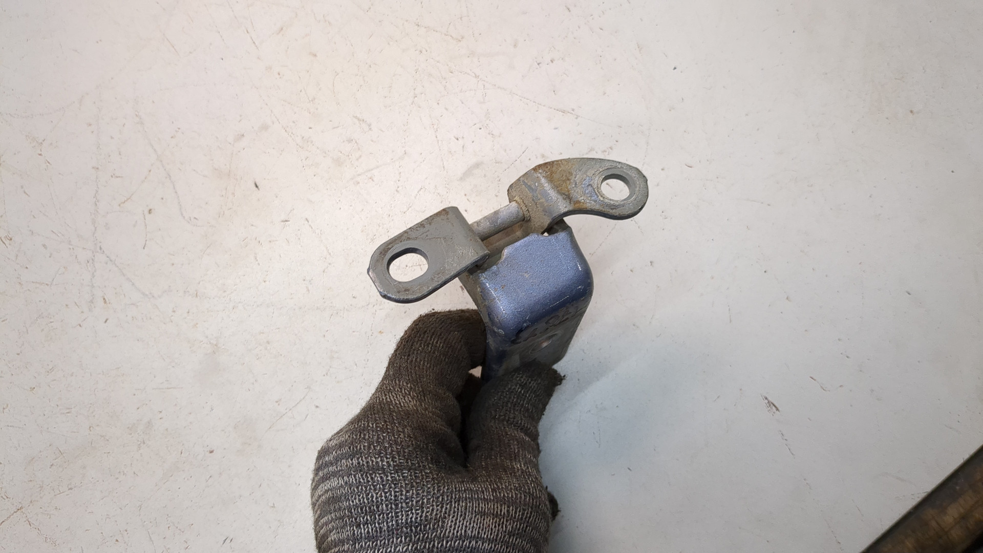 Петля двери