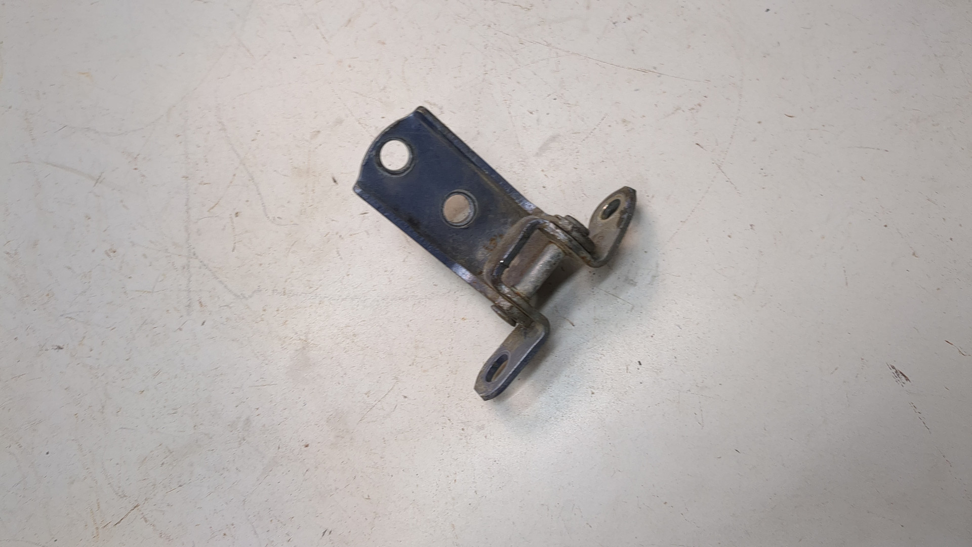 Петля двери