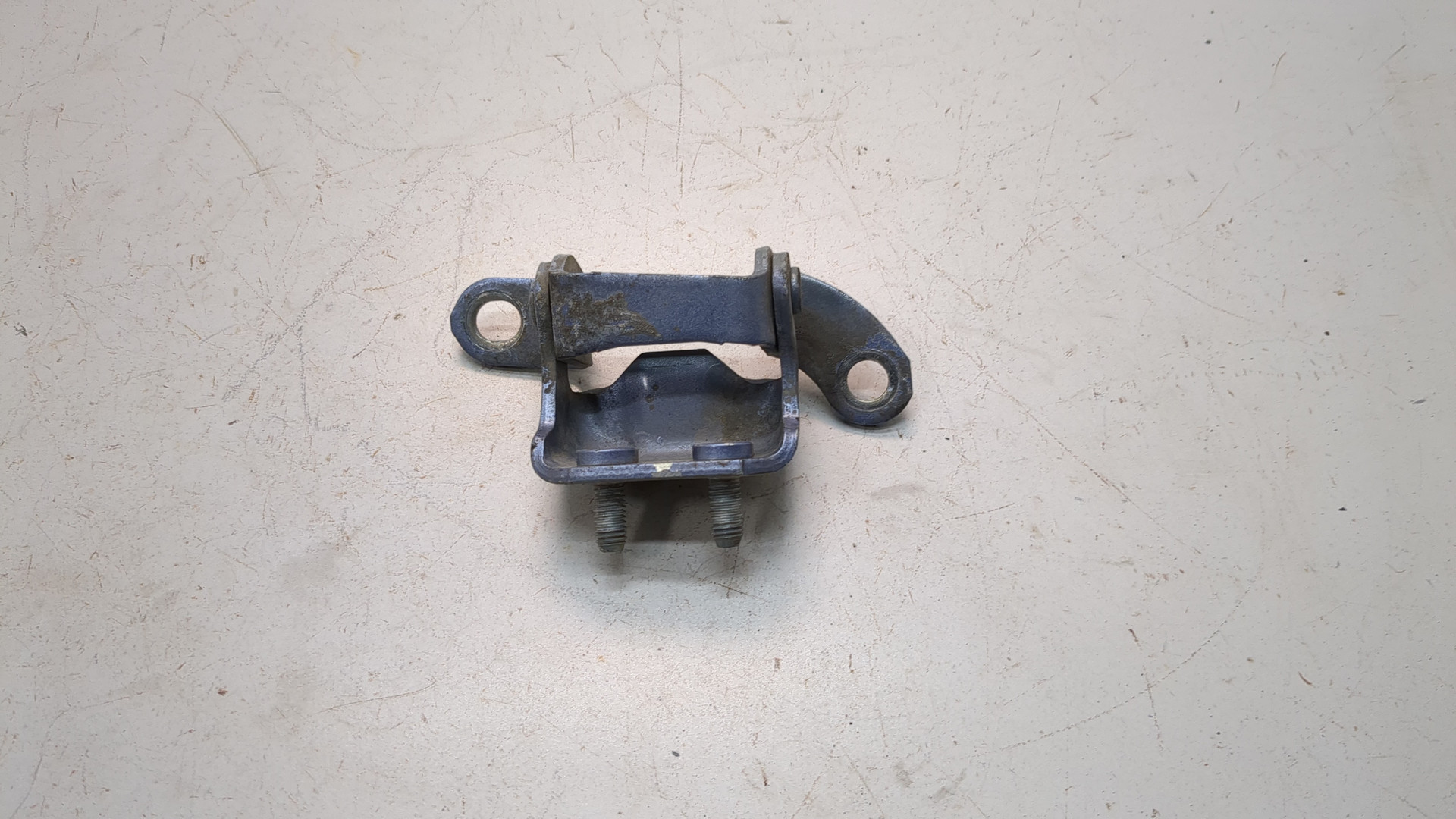 Петля двери