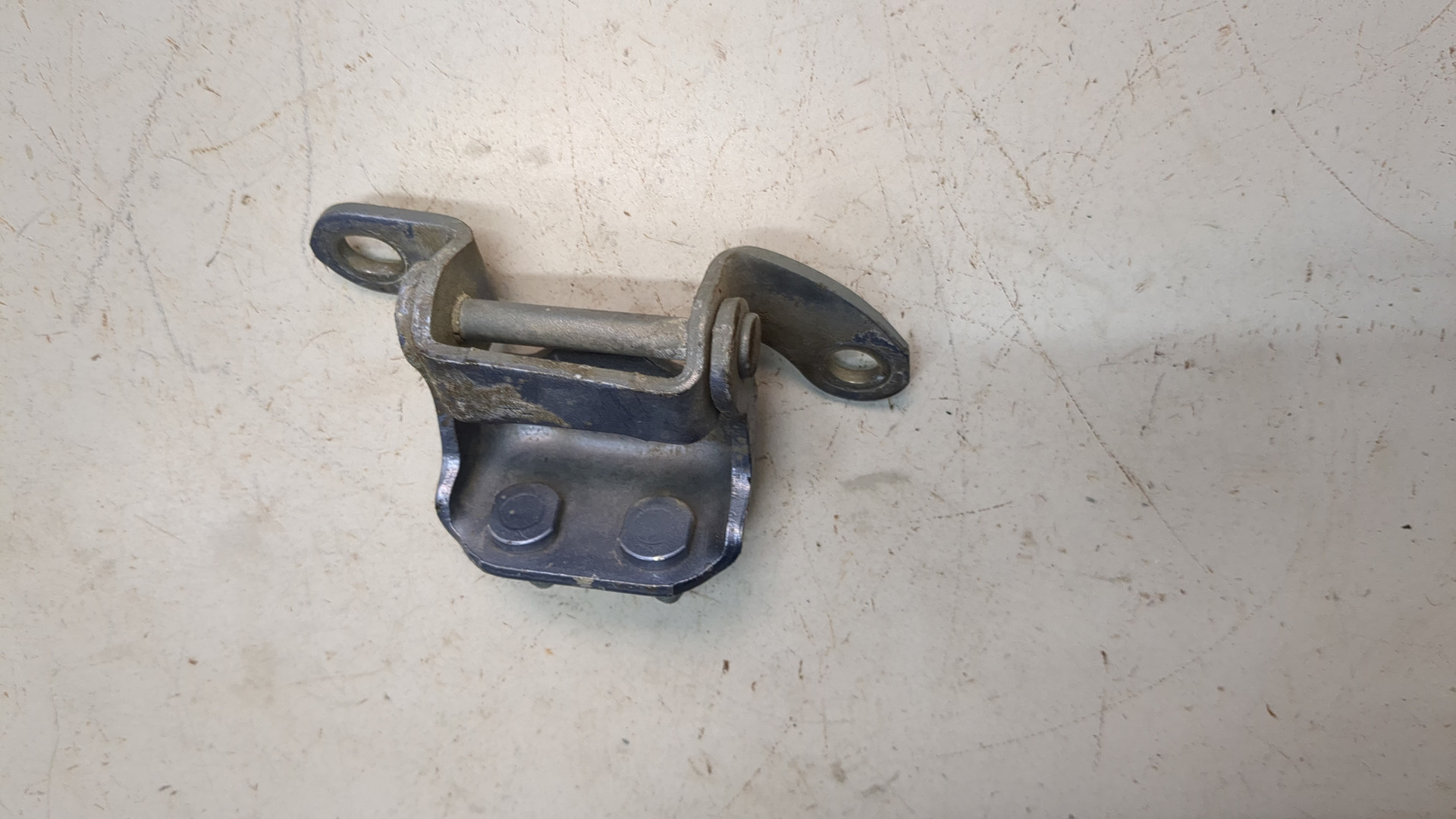 Петля двери