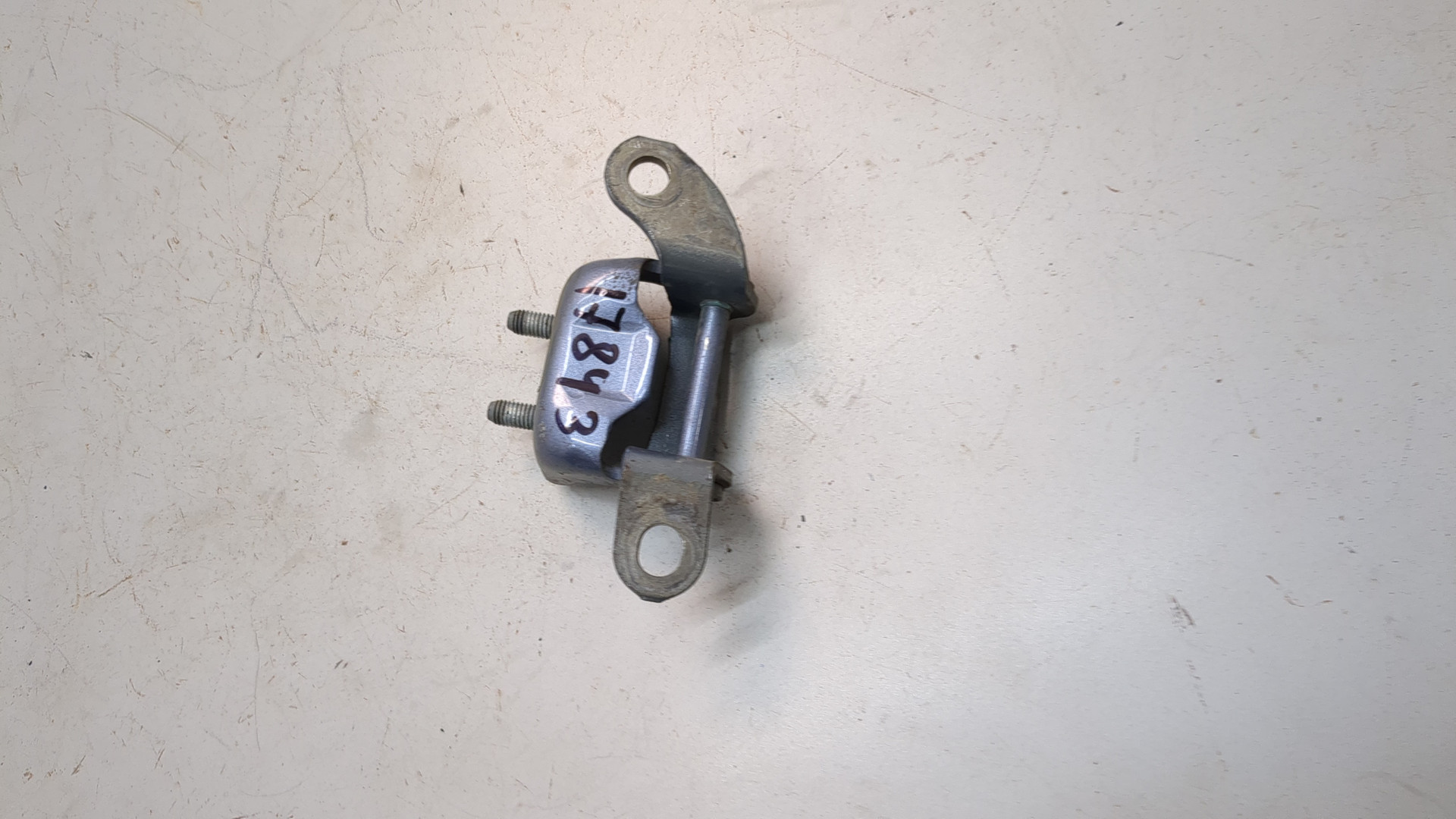 Петля двери