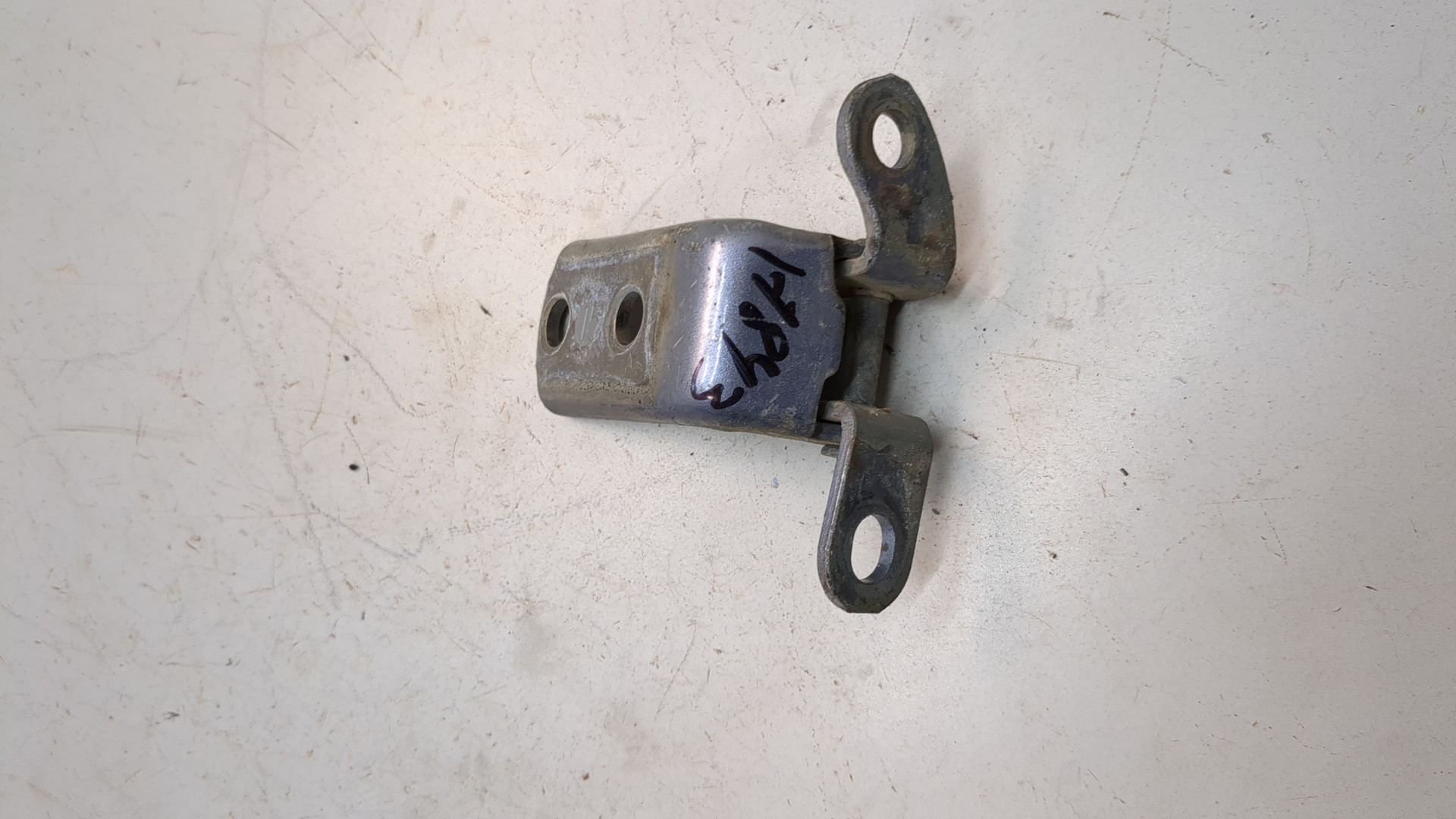 Петля двери