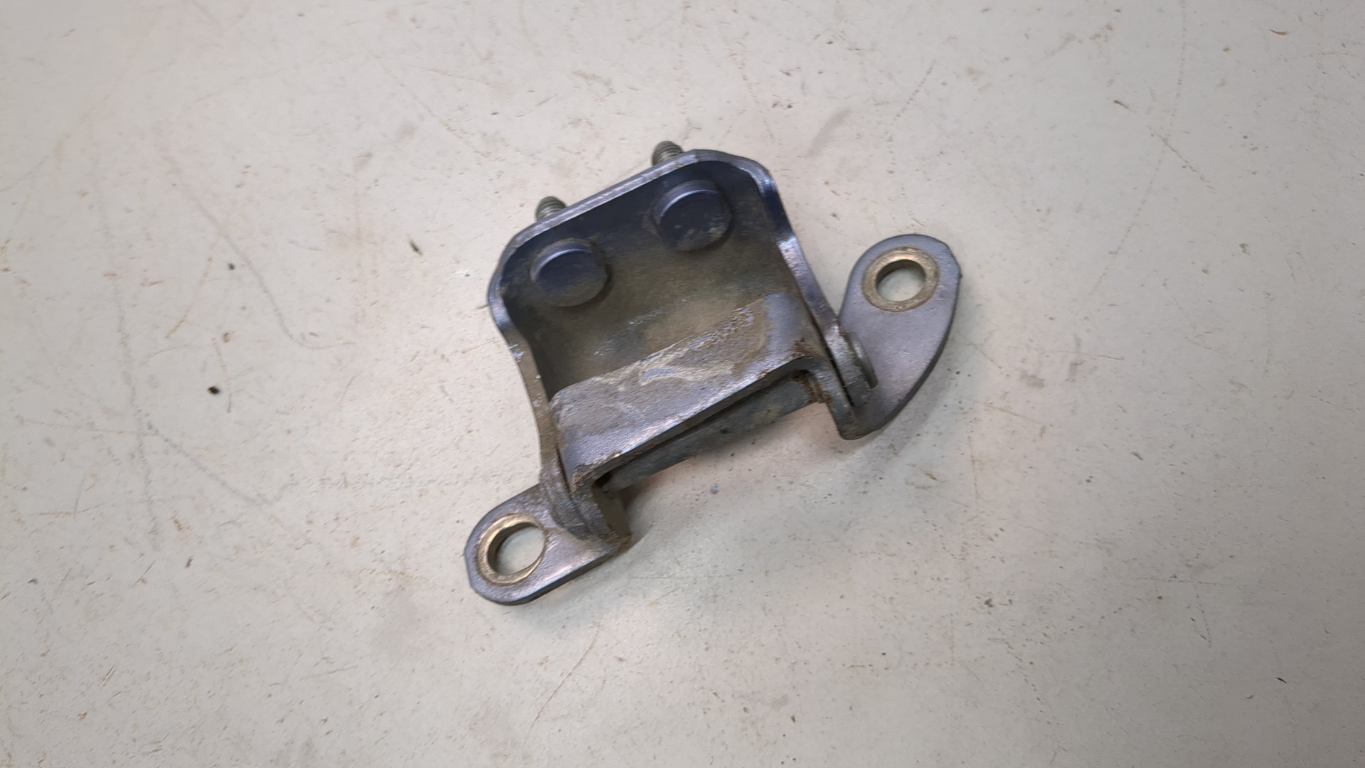 Петля двери