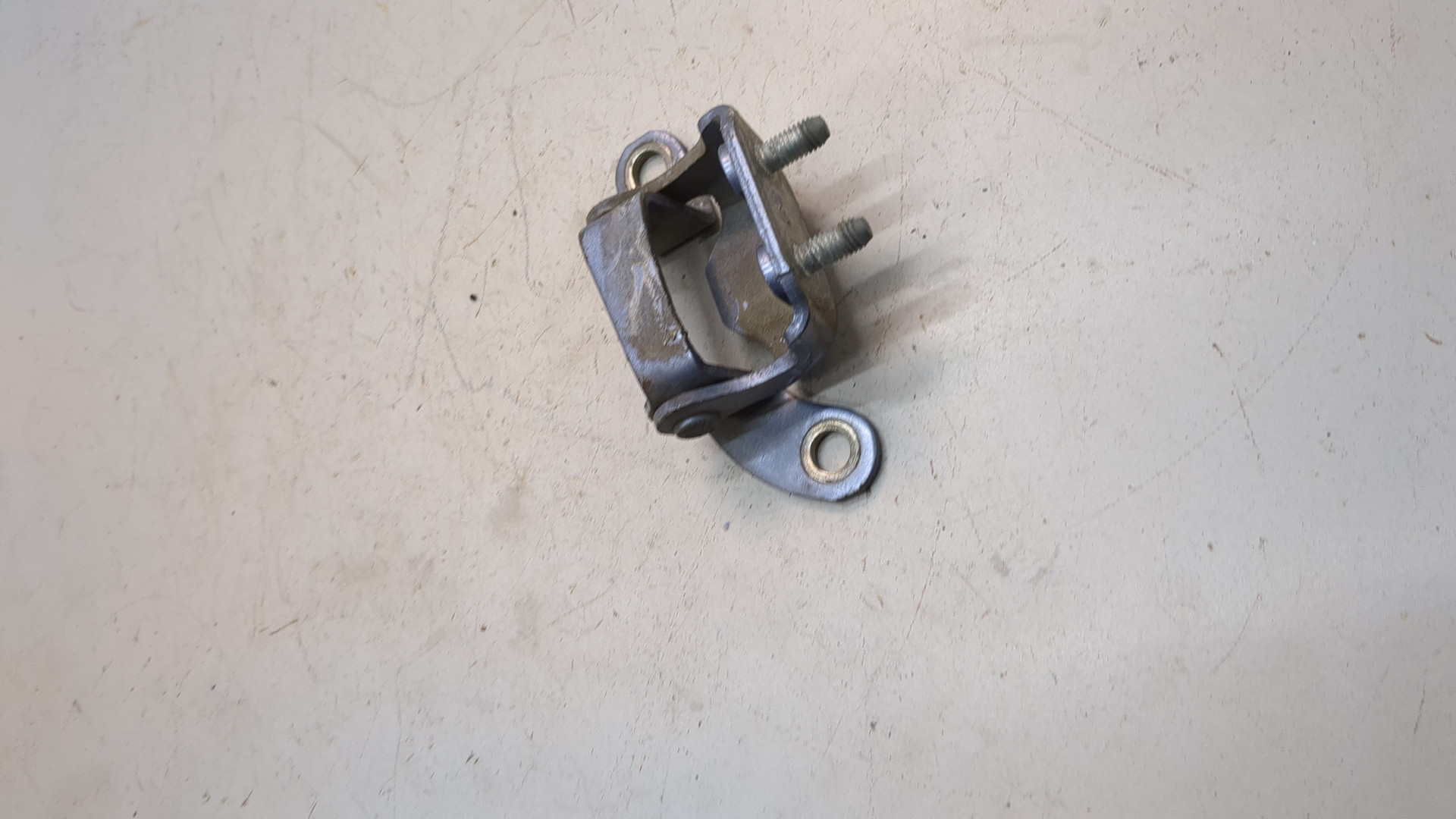 Петля двери