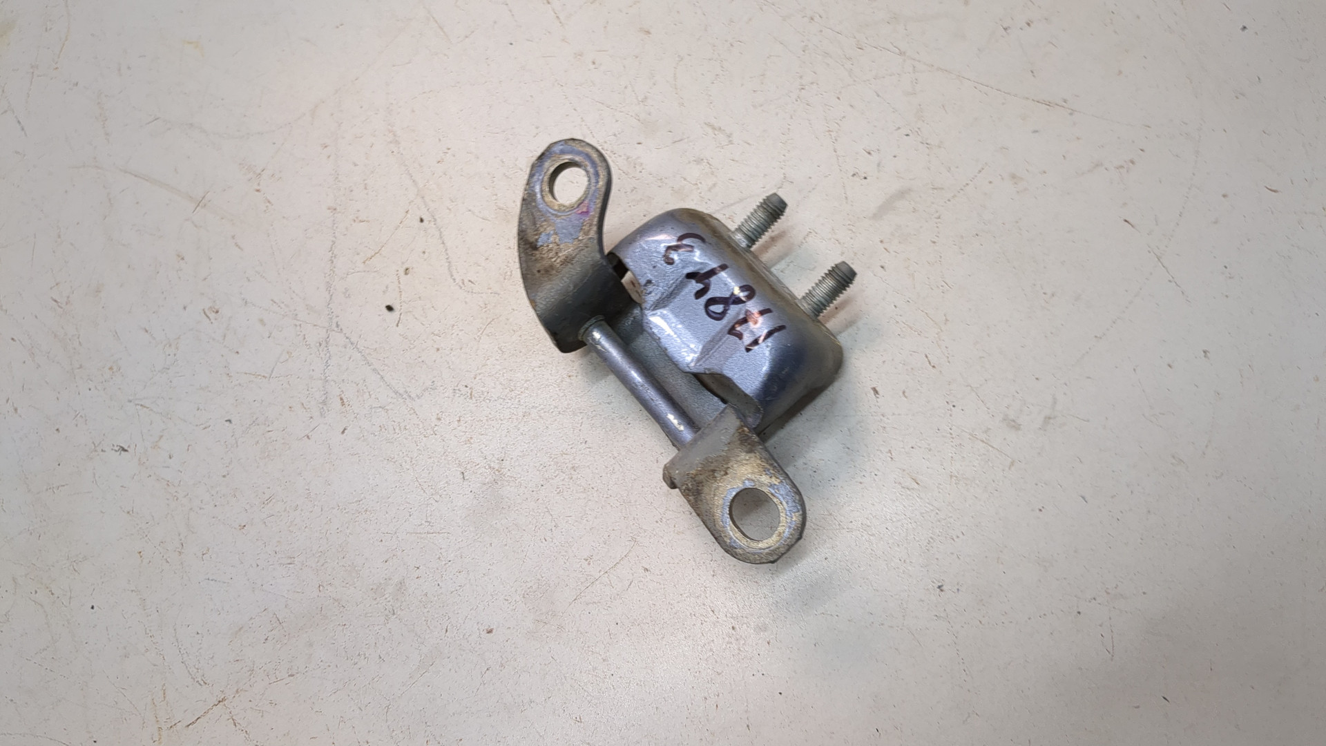 Петля двери