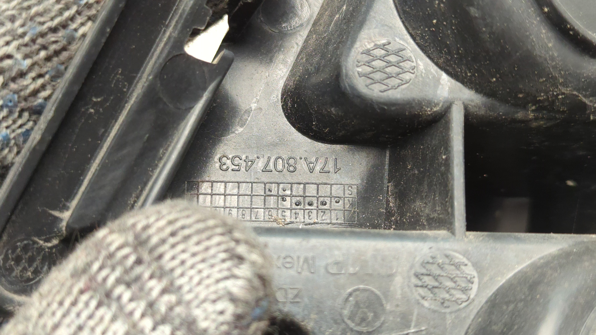 Кронштейн заднего бампера левый