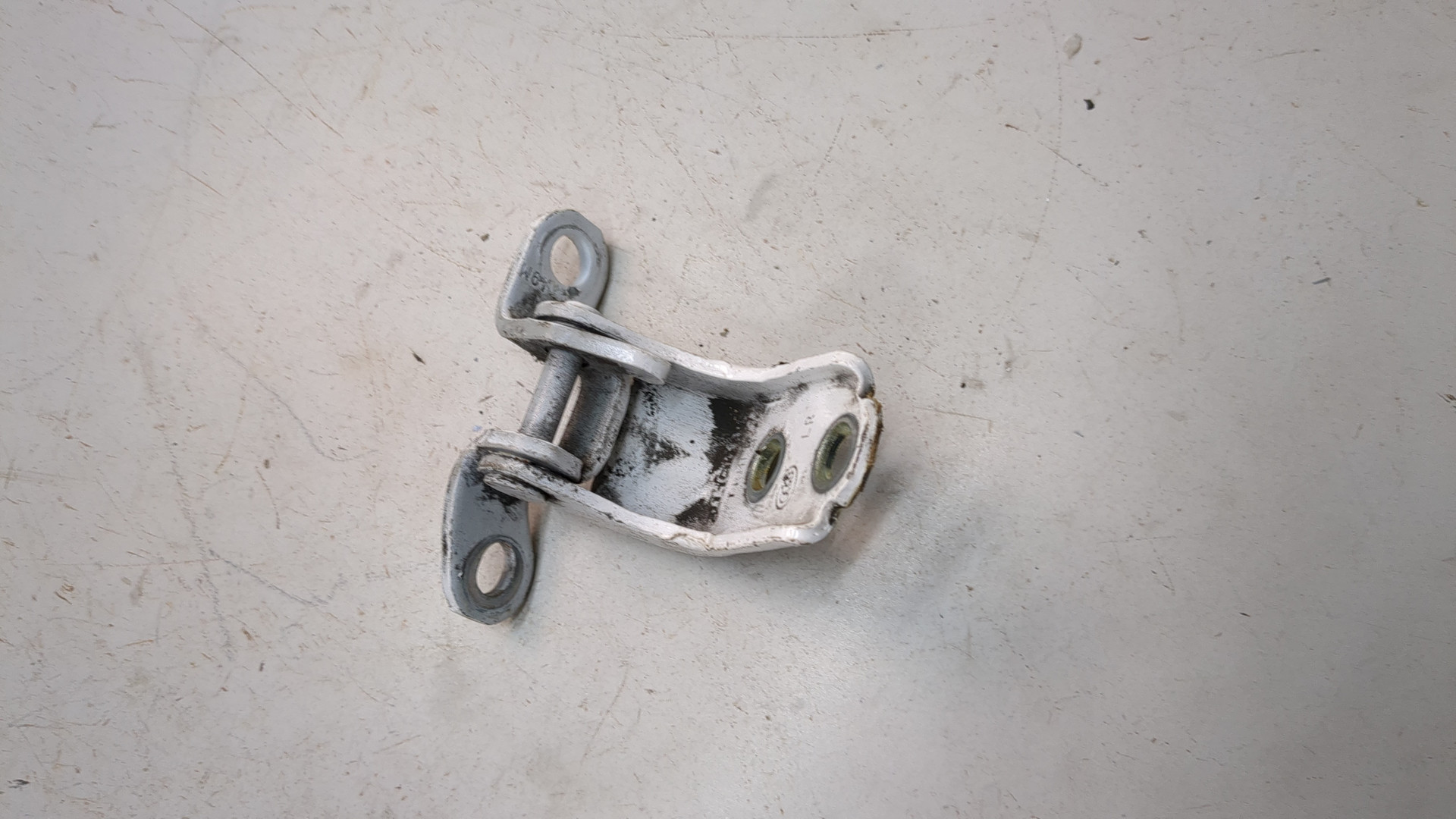 Петля двери