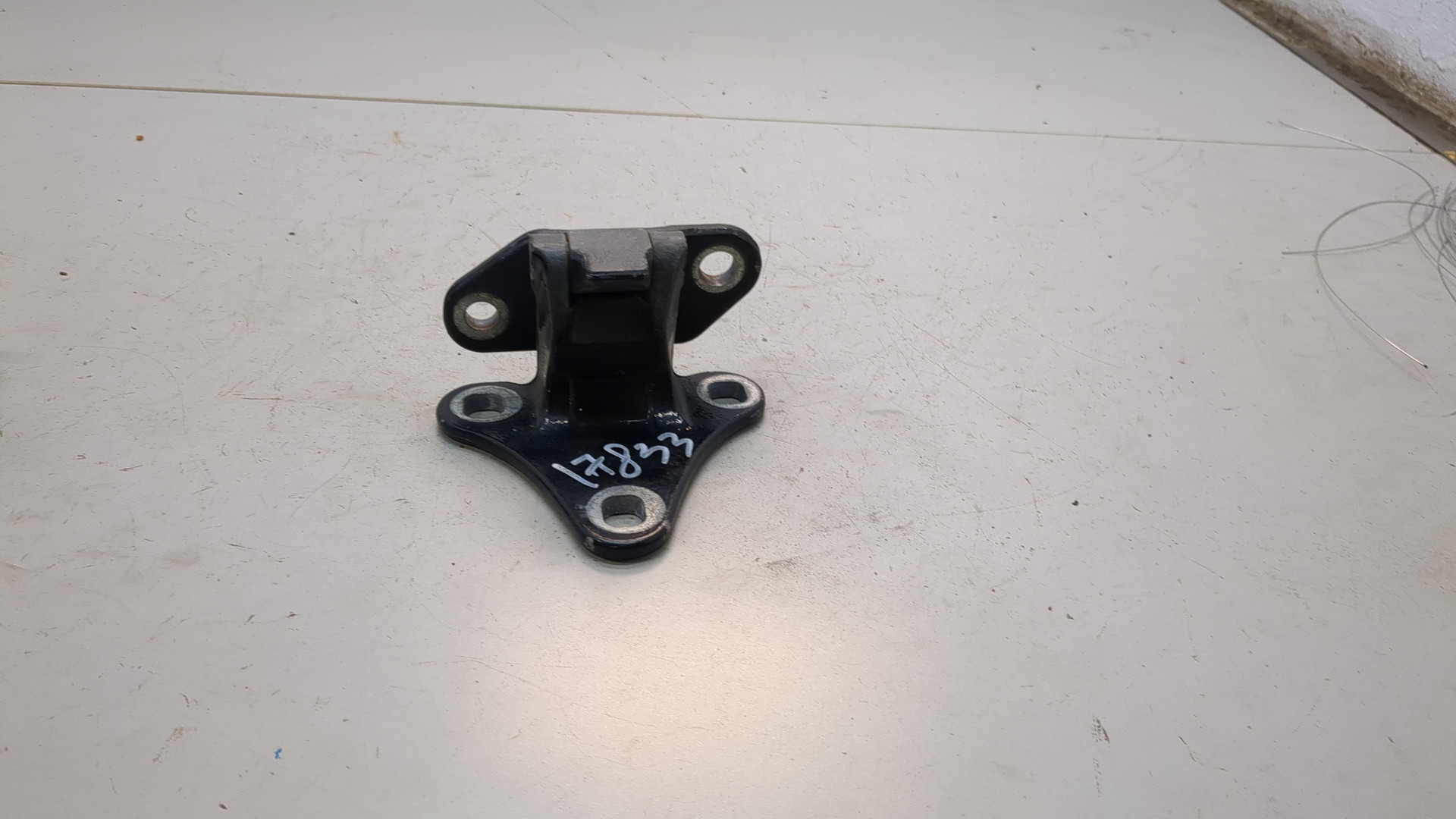 Петля крышки багажника