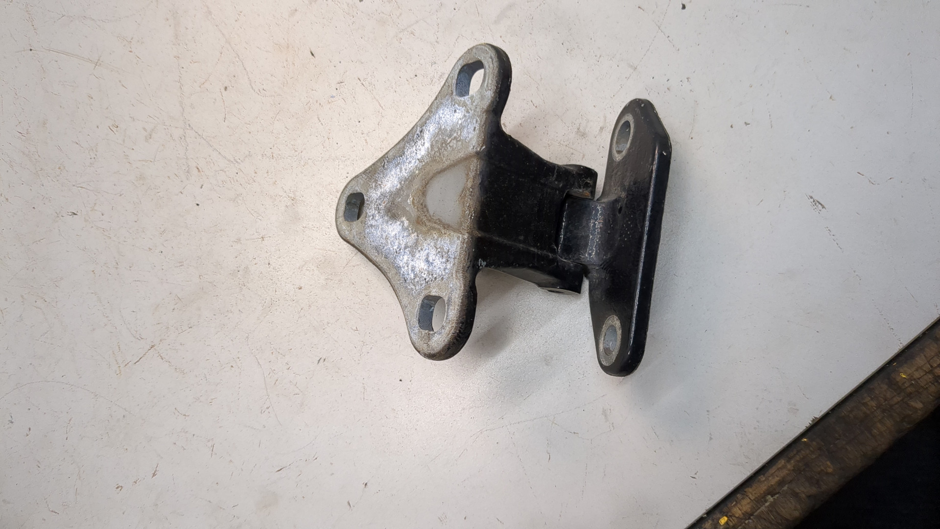 Петля крышки багажника