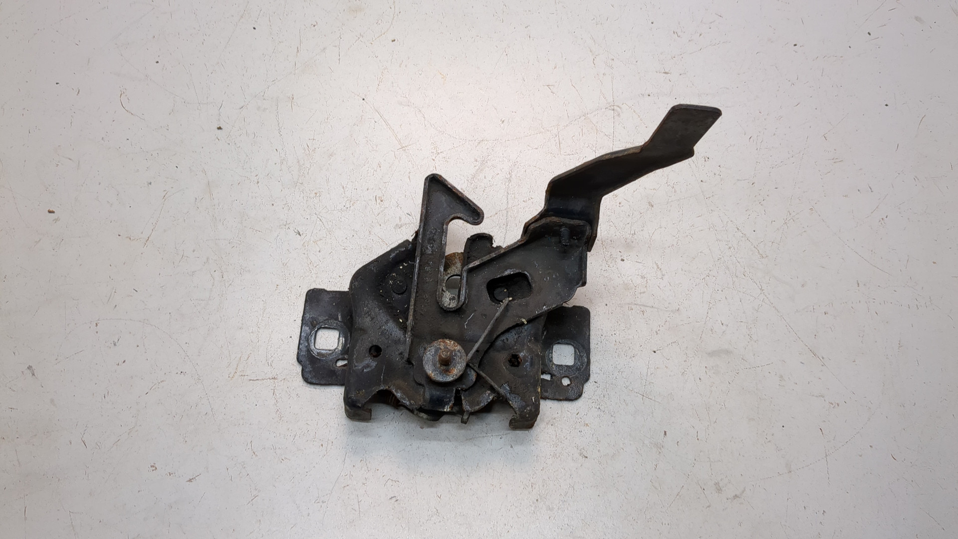 Замок капота