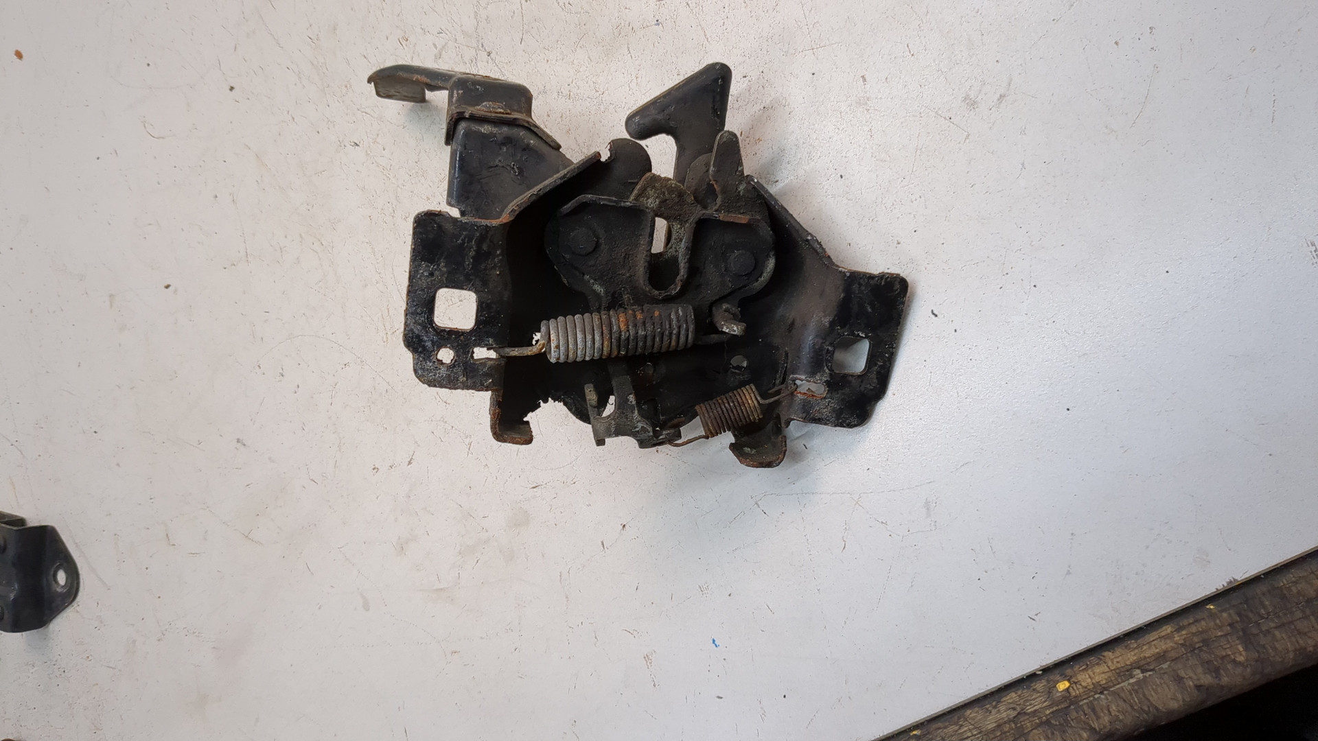 Замок капота