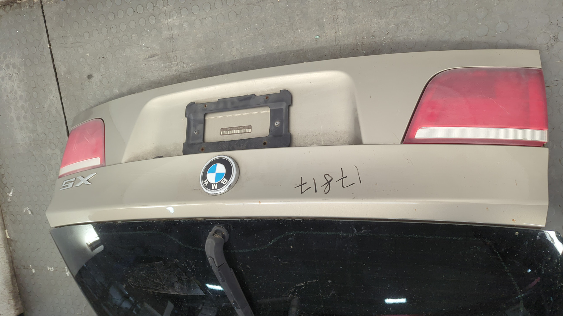 Дверь багажника