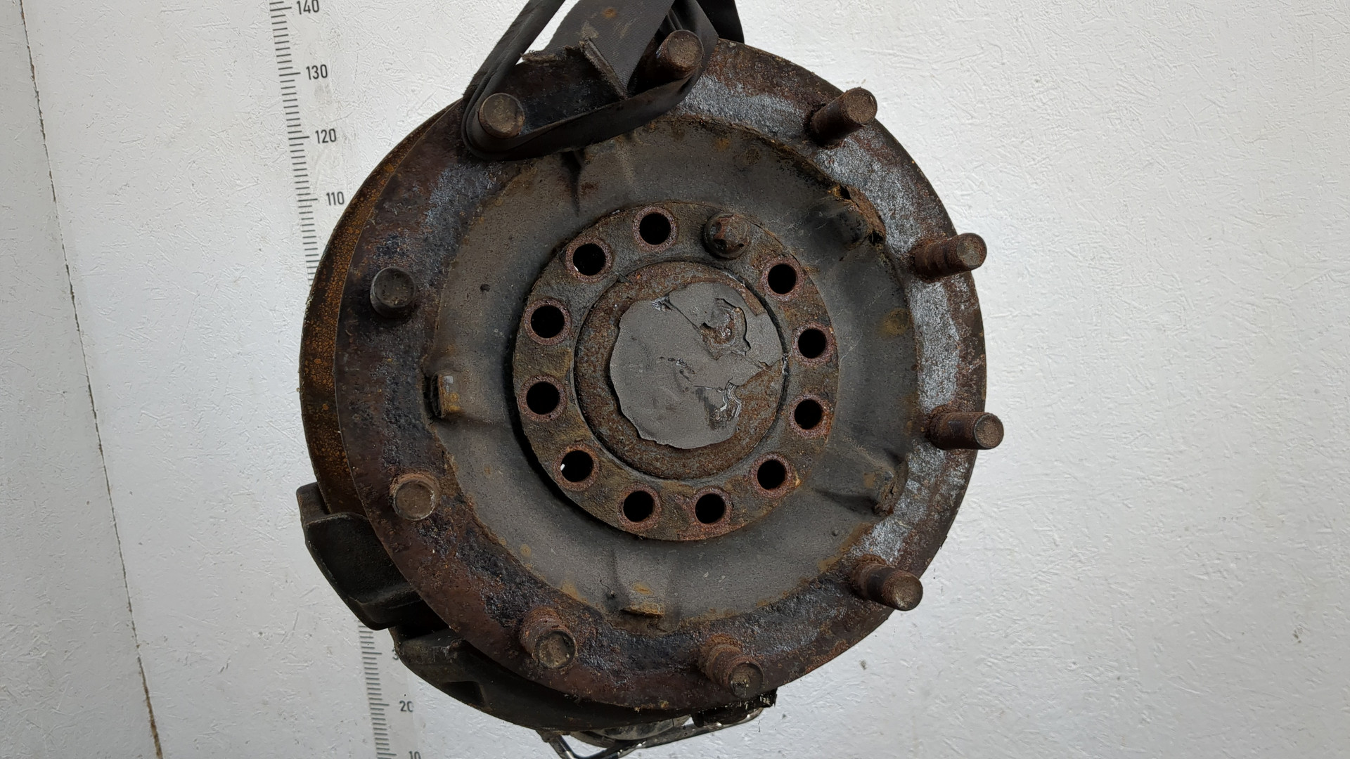 Кулак поворотный передний правый