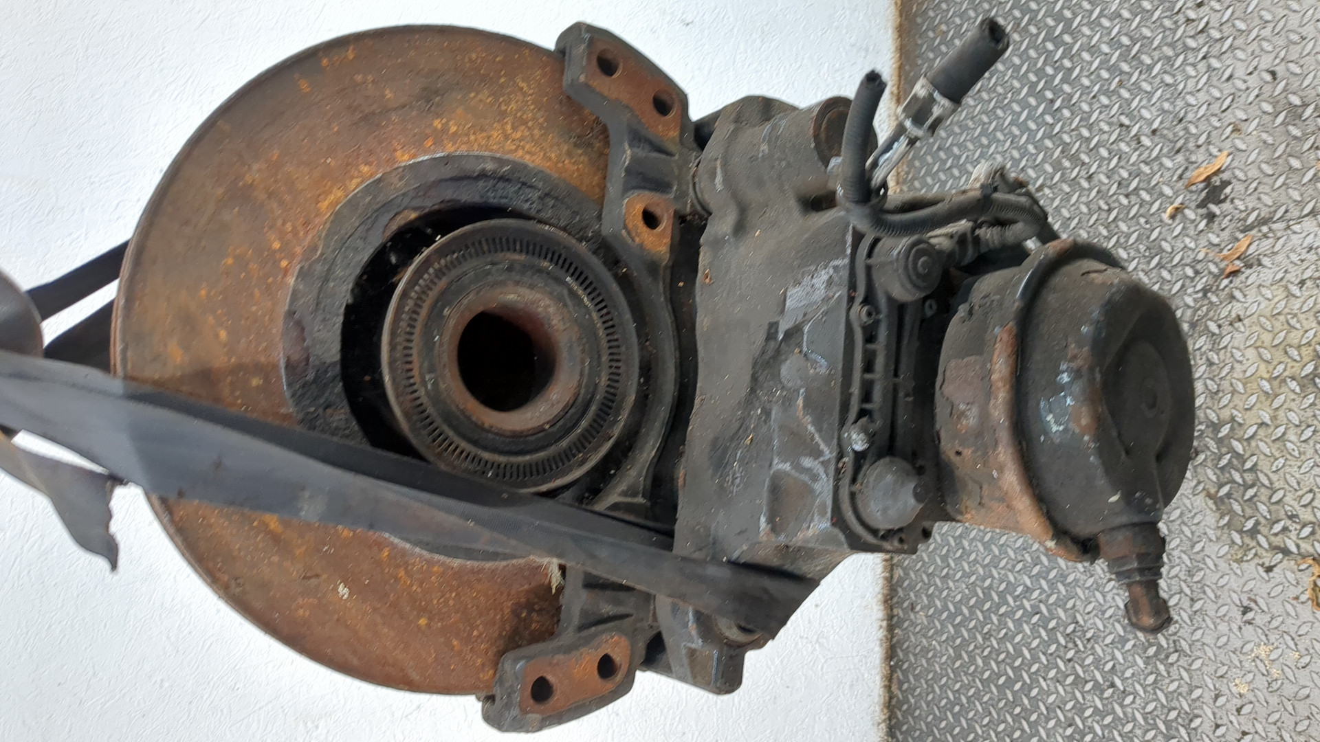 Кулак поворотный передний правый