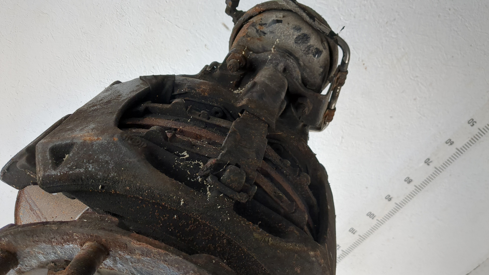 Кулак поворотный передний правый