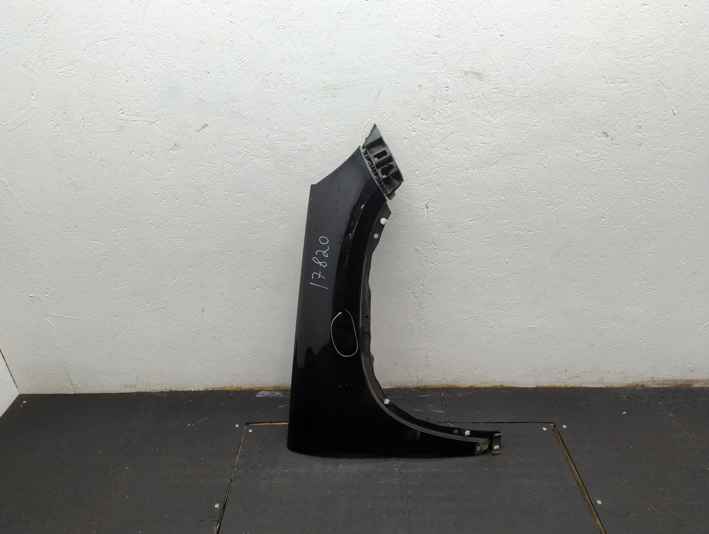 Крыло переднее правое