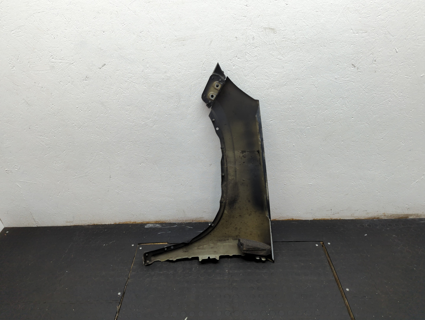 Крыло переднее правое