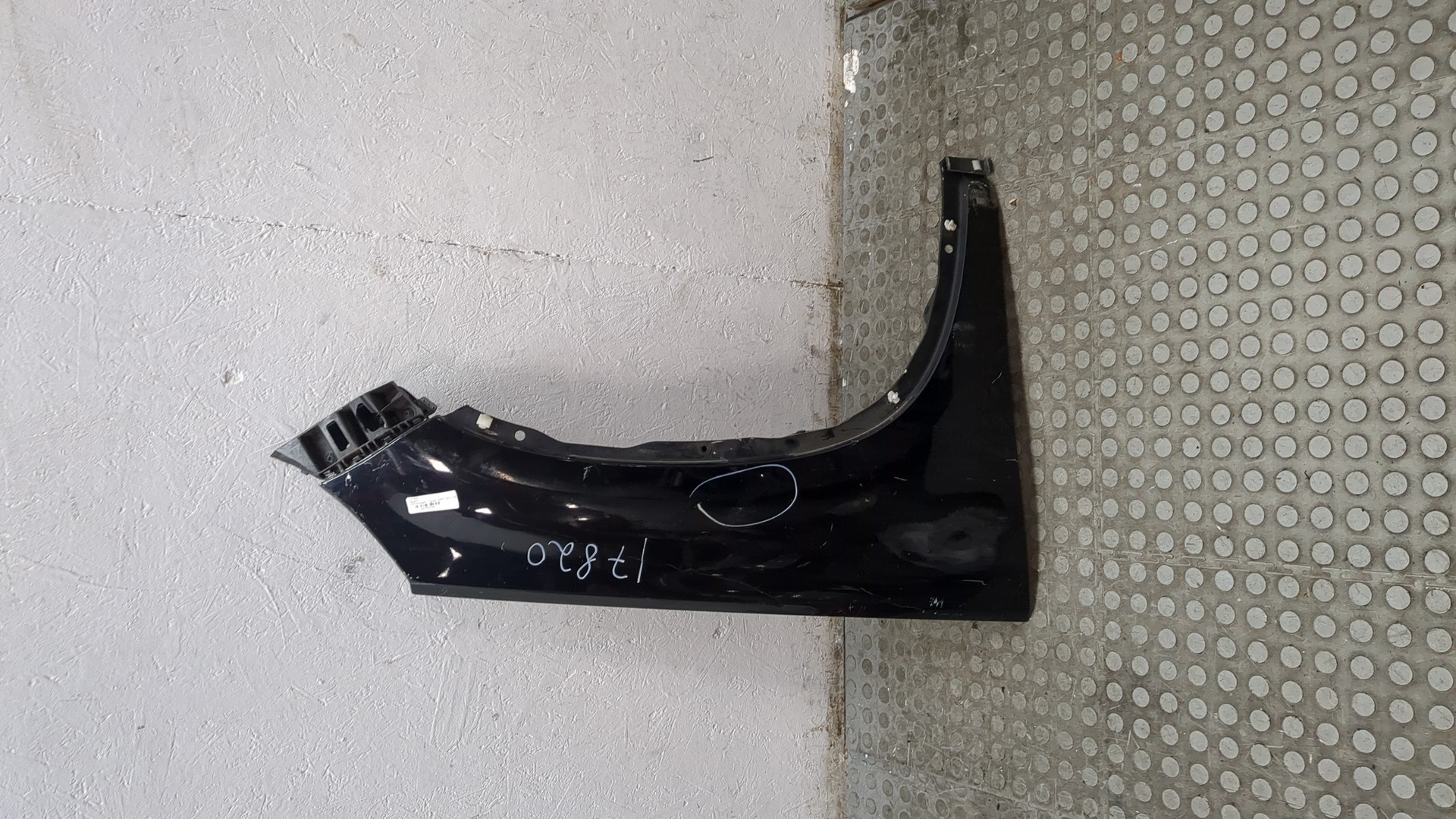 Крыло переднее правое