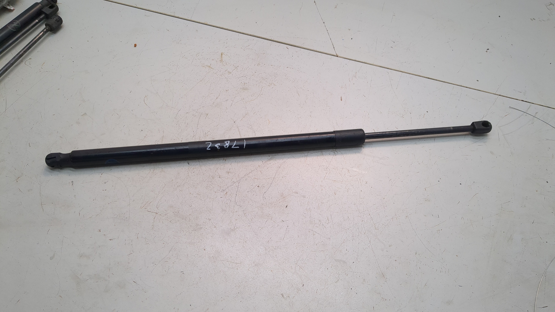 Амортизатор крышки багажника