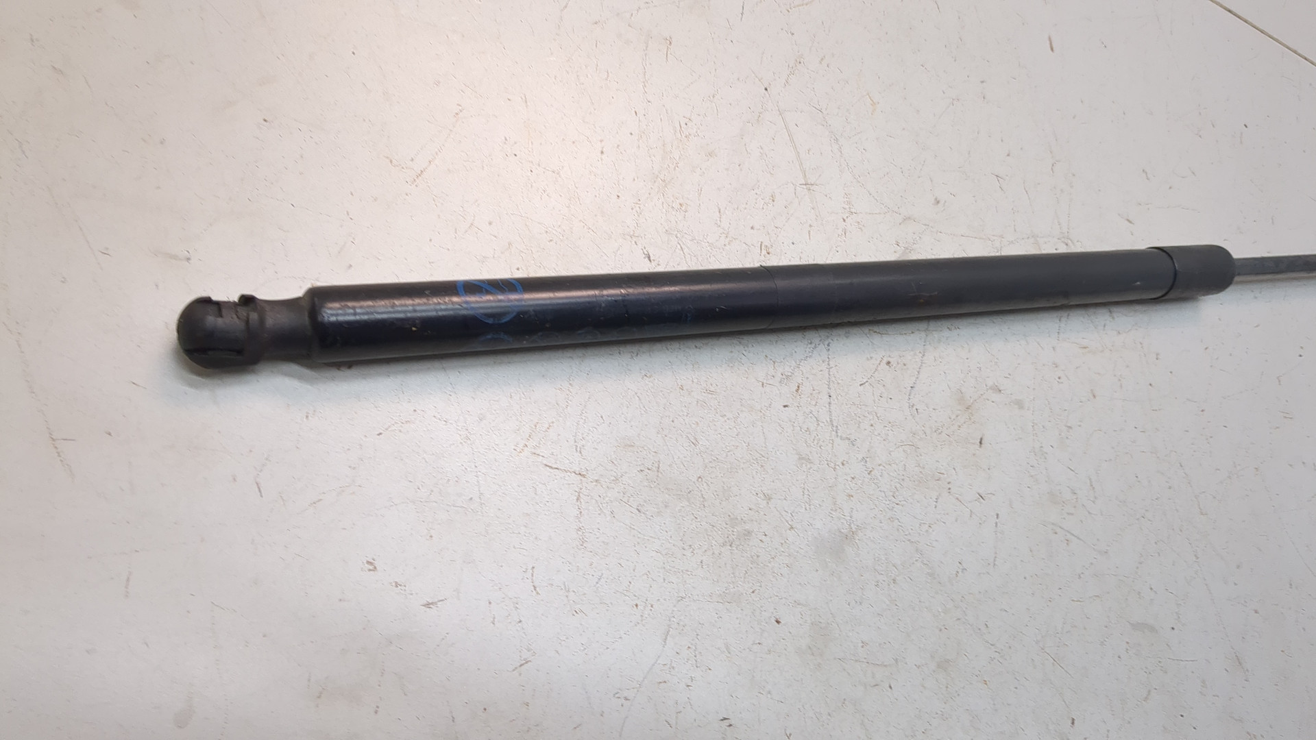 Амортизатор крышки багажника