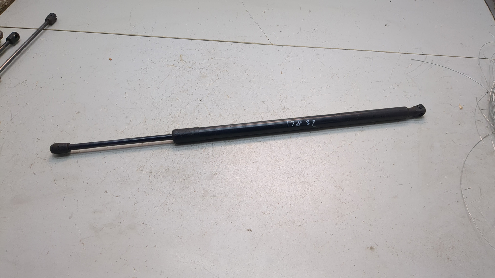 Амортизатор крышки багажника