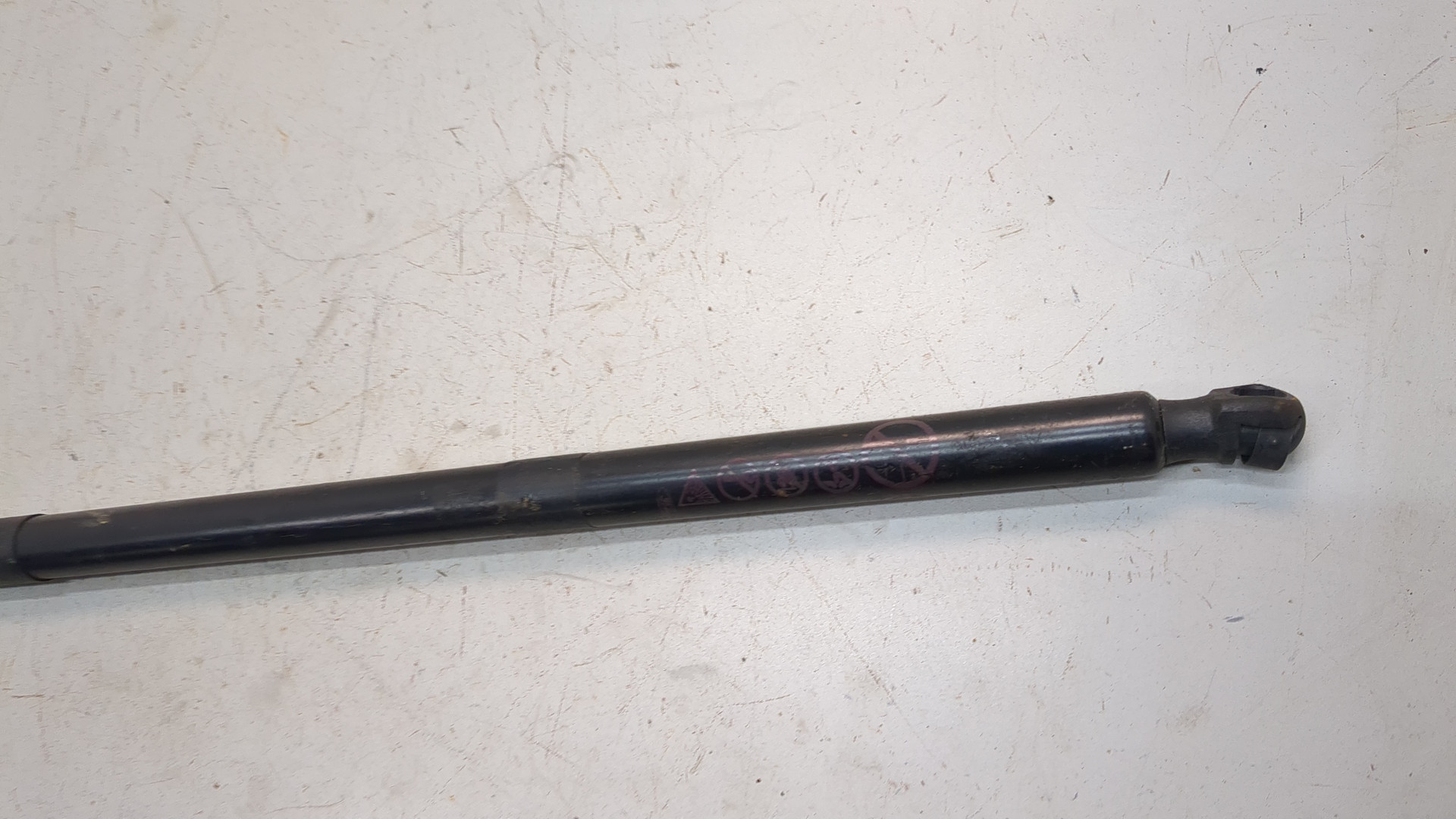 Амортизатор крышки багажника