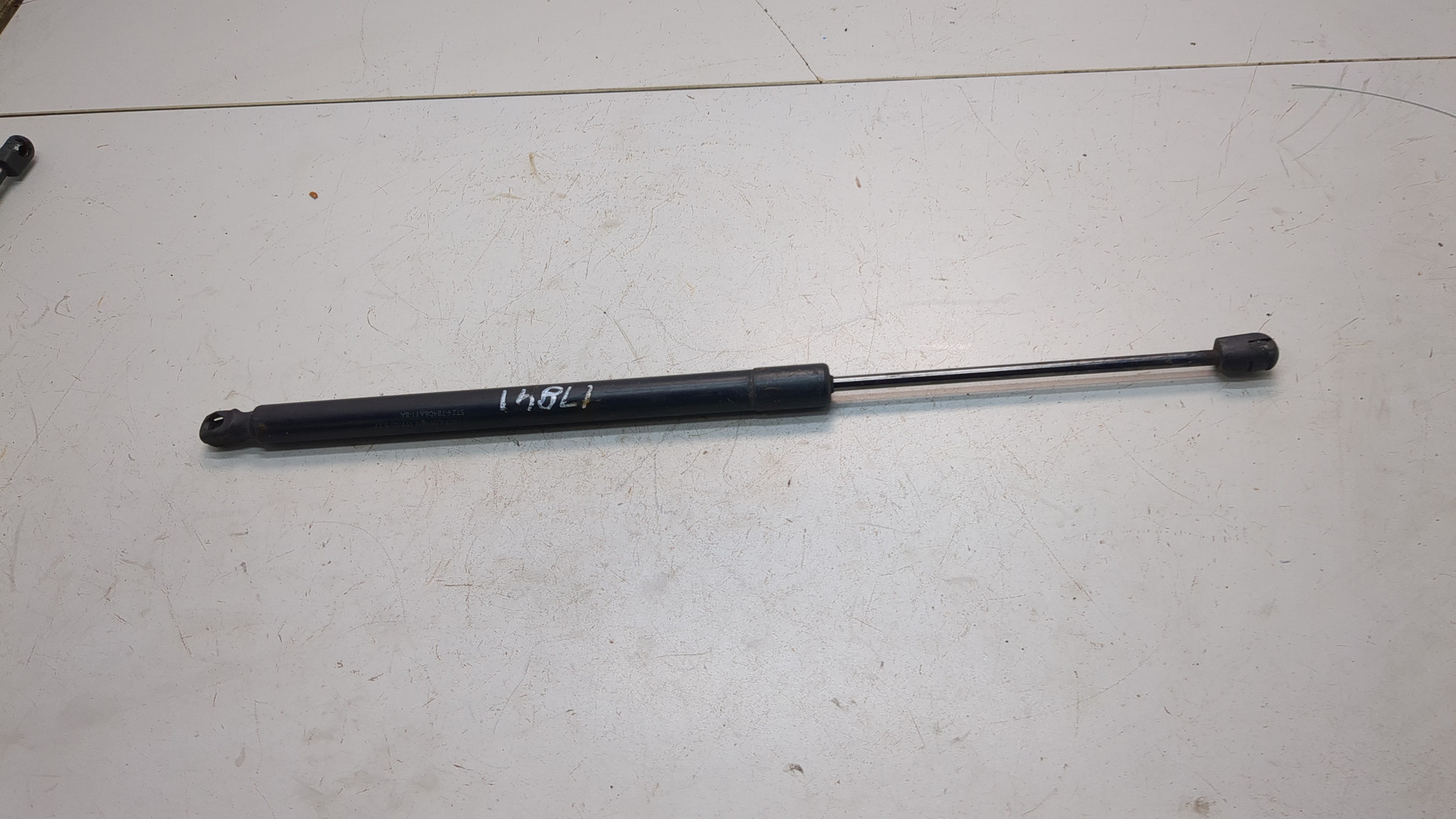 Амортизатор крышки багажника