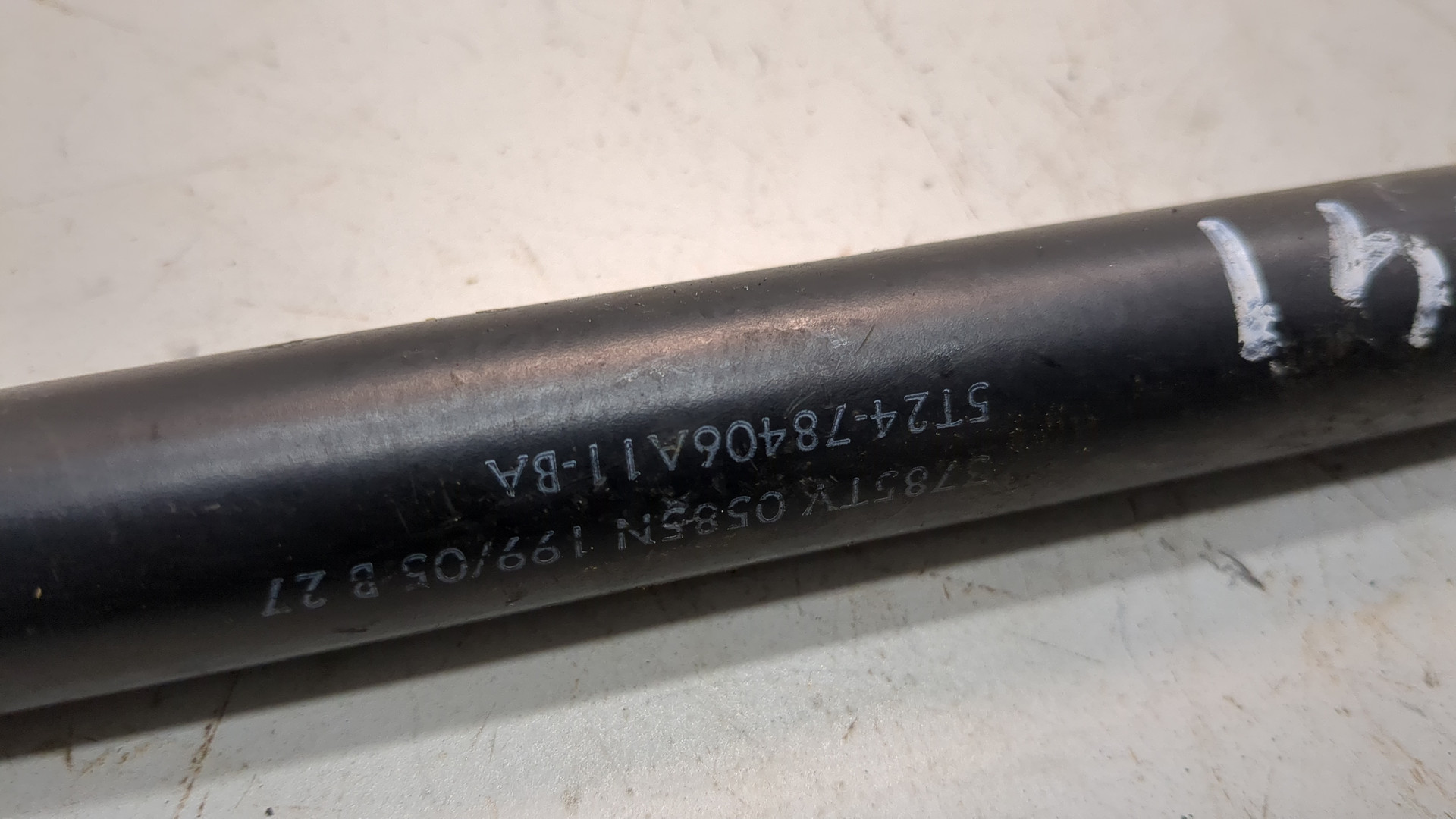 Амортизатор крышки багажника