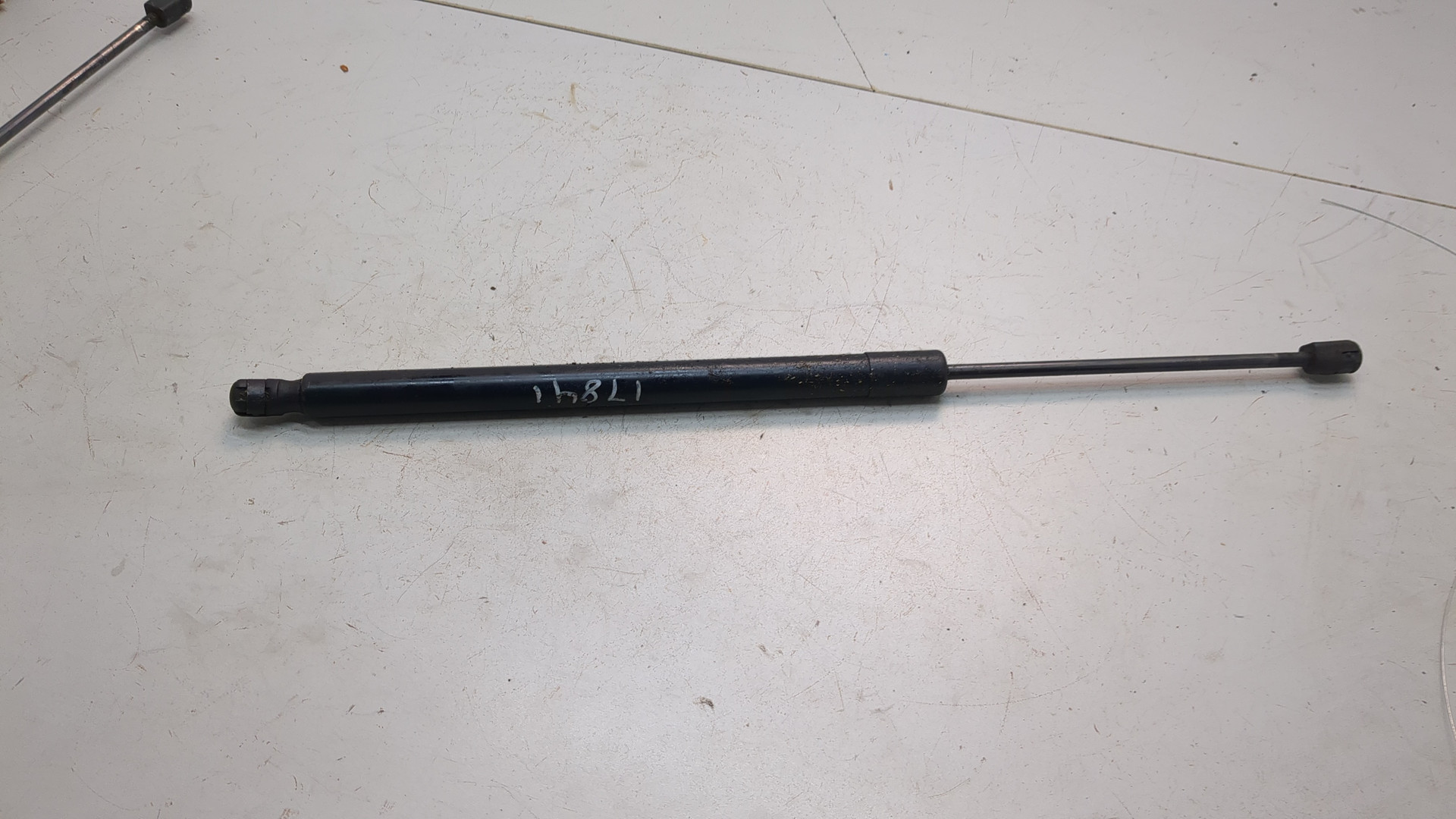 Амортизатор крышки багажника