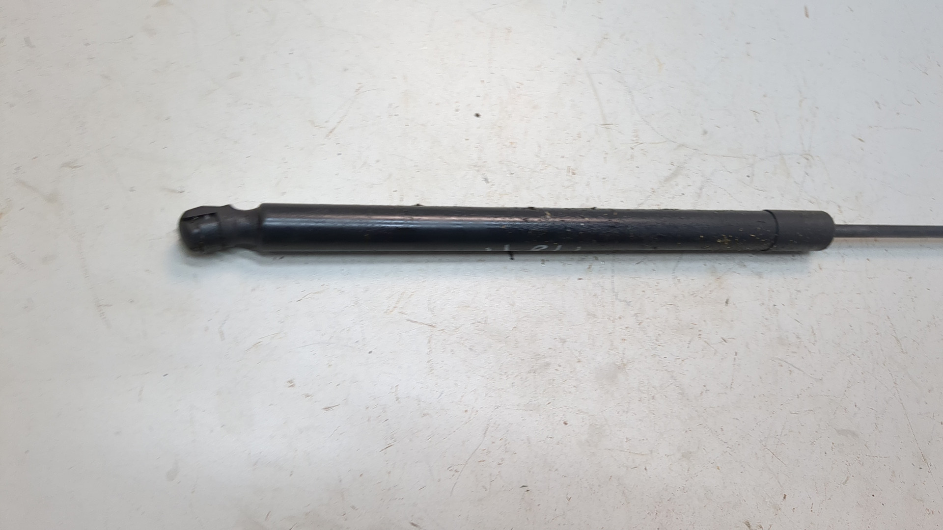 Амортизатор крышки багажника