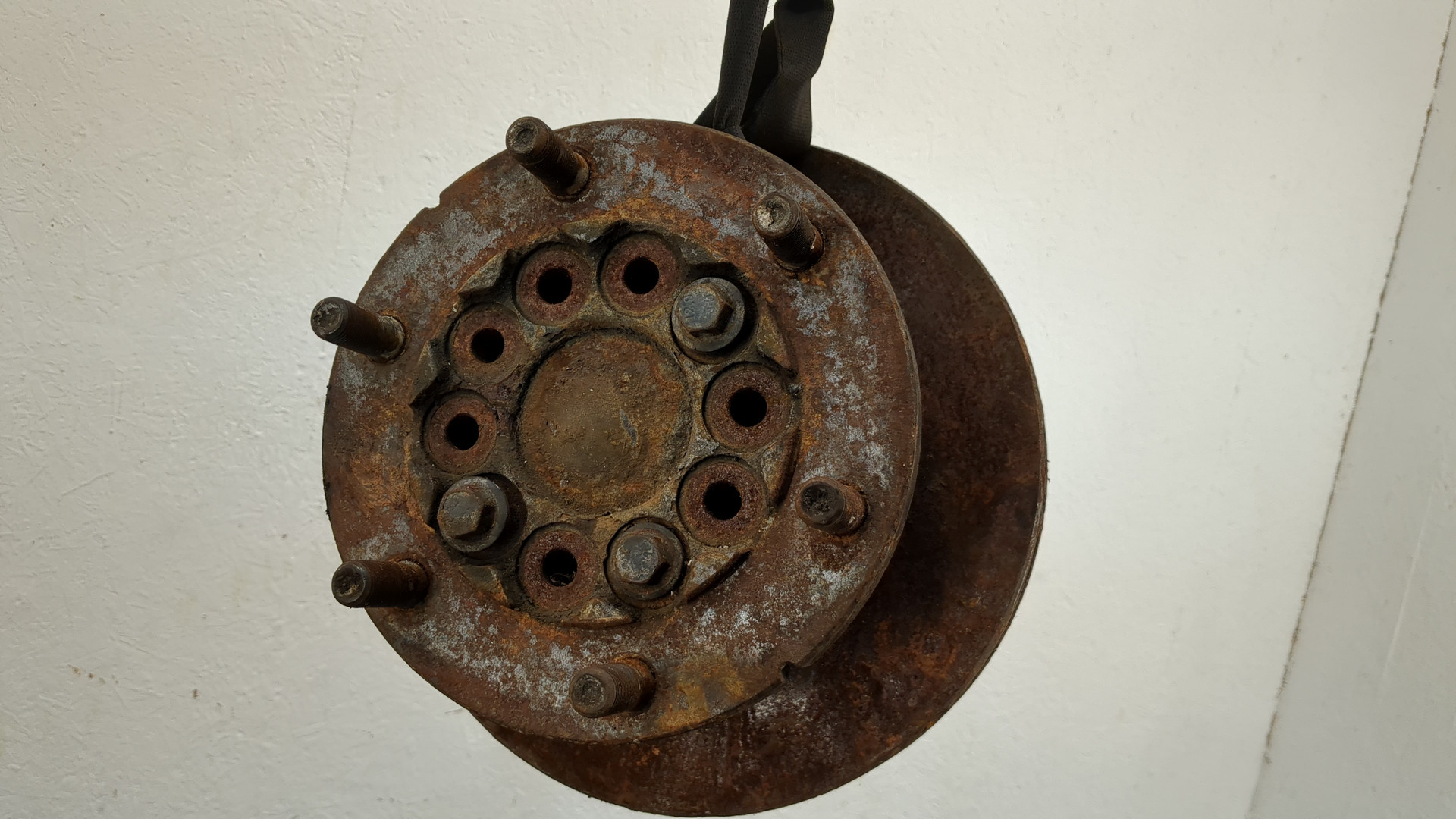 Кулак поворотный передний правый