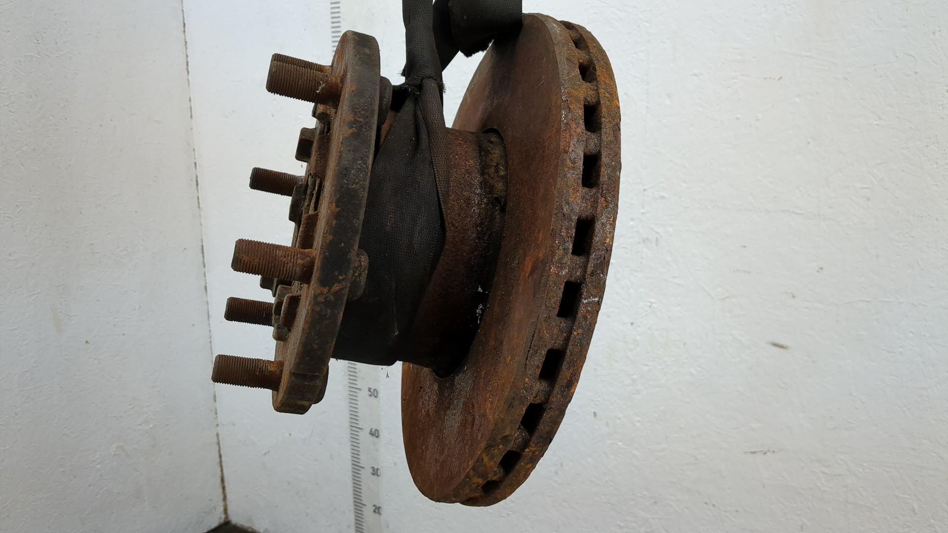 Кулак поворотный передний правый