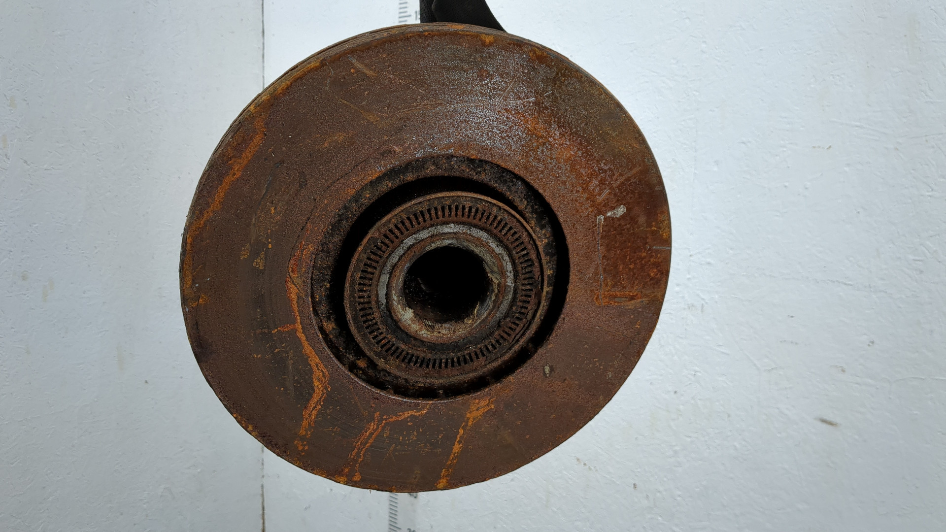 Кулак поворотный передний правый