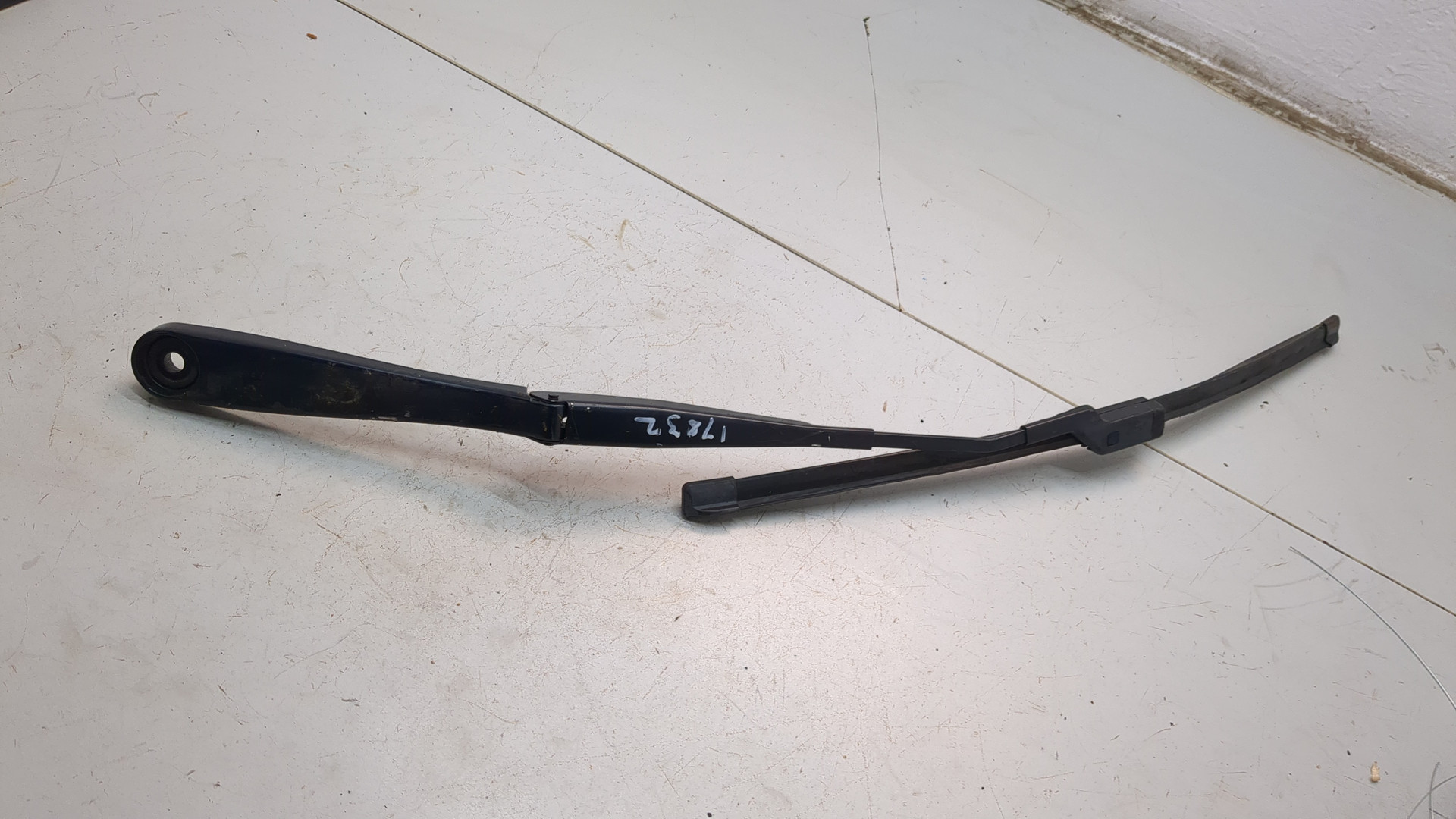 Поводок стеклоочистителя передний левый