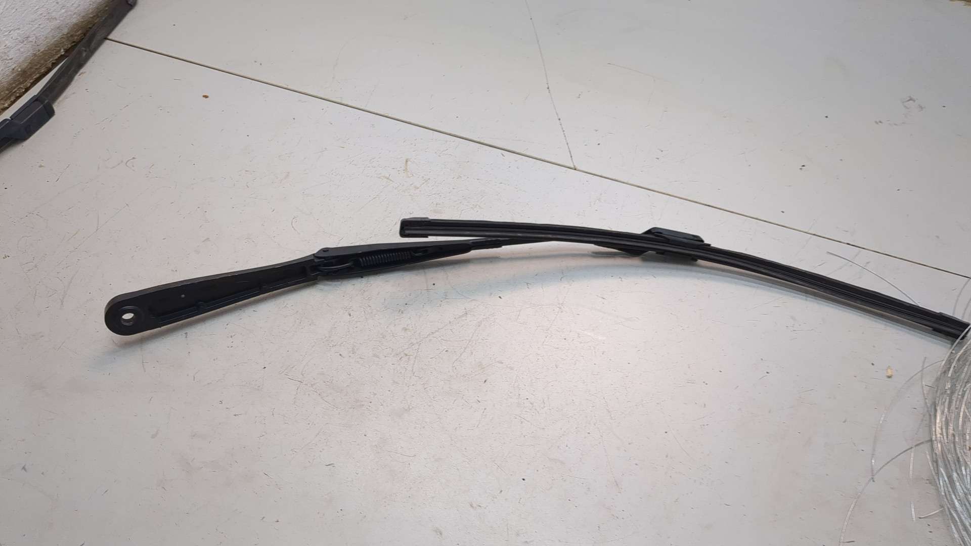 Поводок стеклоочистителя передний левый