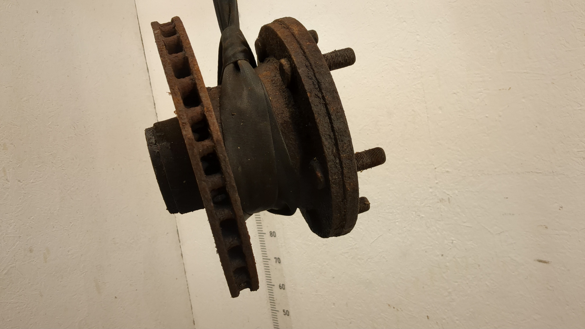 Кулак поворотный передний левый